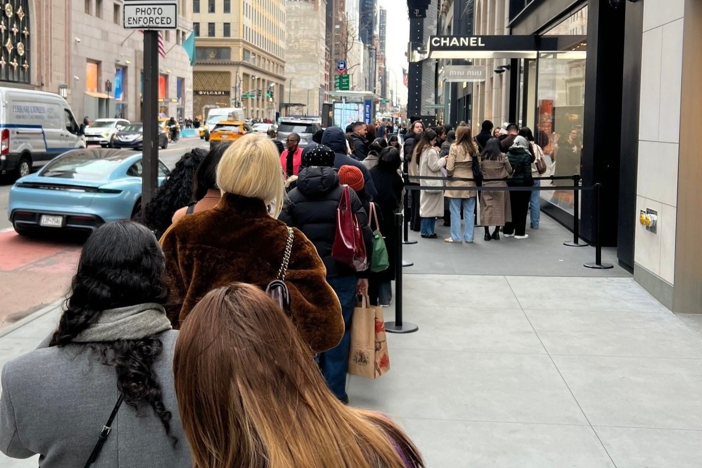 Co tien van cho hang gio xem tui Chanel vua ra mat hinh anh