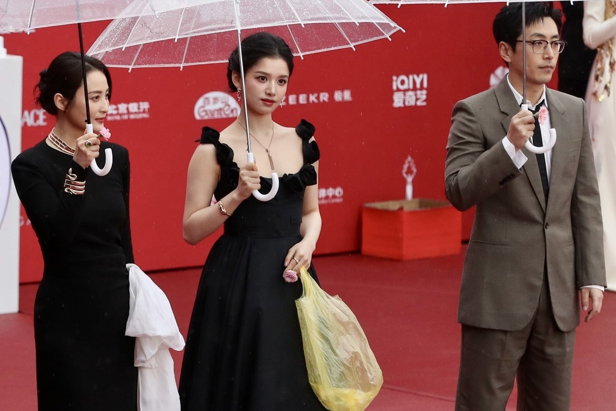 Tui nylon bi nham thanh hang hieu Balenciaga 1.790 USD hinh anh