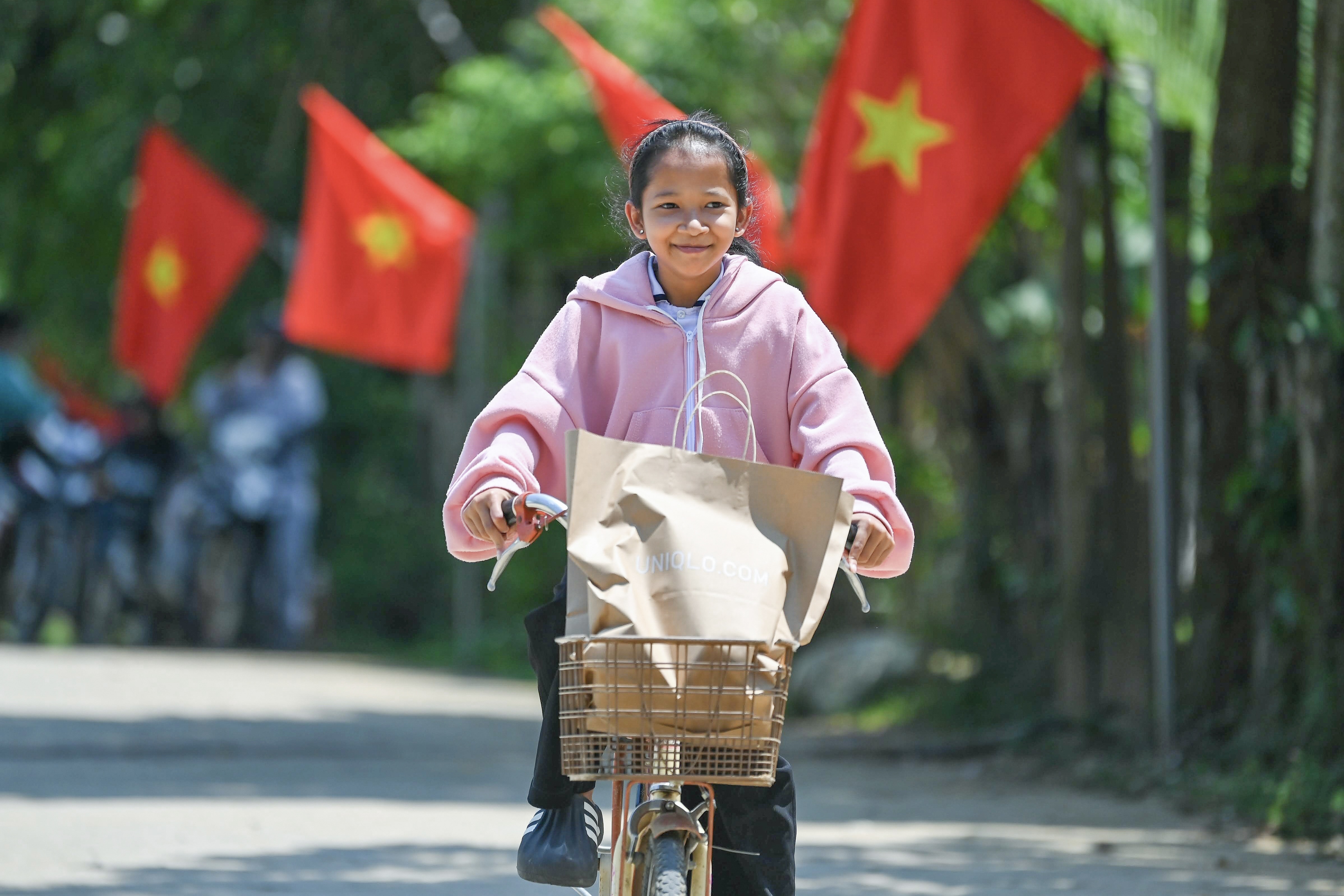 Niem vui tu nguoi me Gie Trieng khi con gai 6 tuoi co truong moi hinh anh