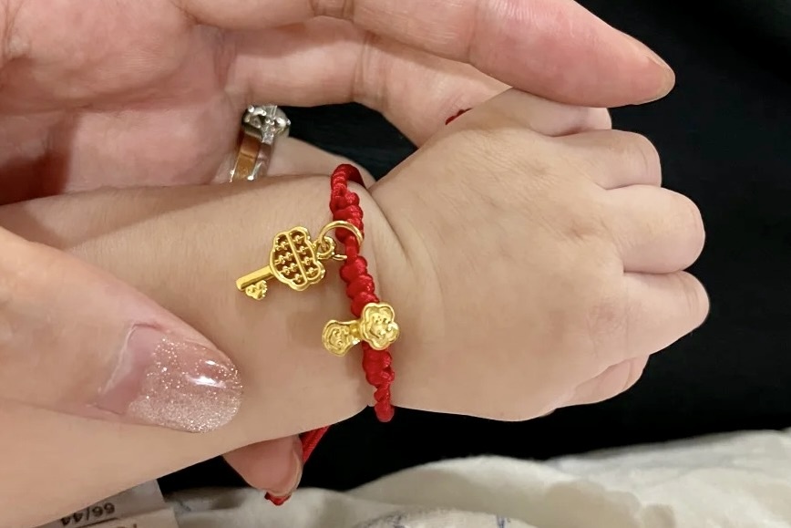 Phu huynh chuong tang trang suc vang, bac cho con hinh anh