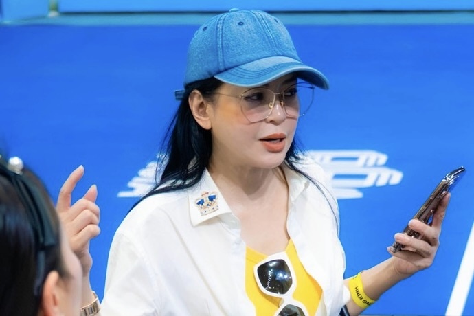 Vo ty phu Johnathan Hanh Nguyen di xem ban ket PPA o Ha Noi hinh anh