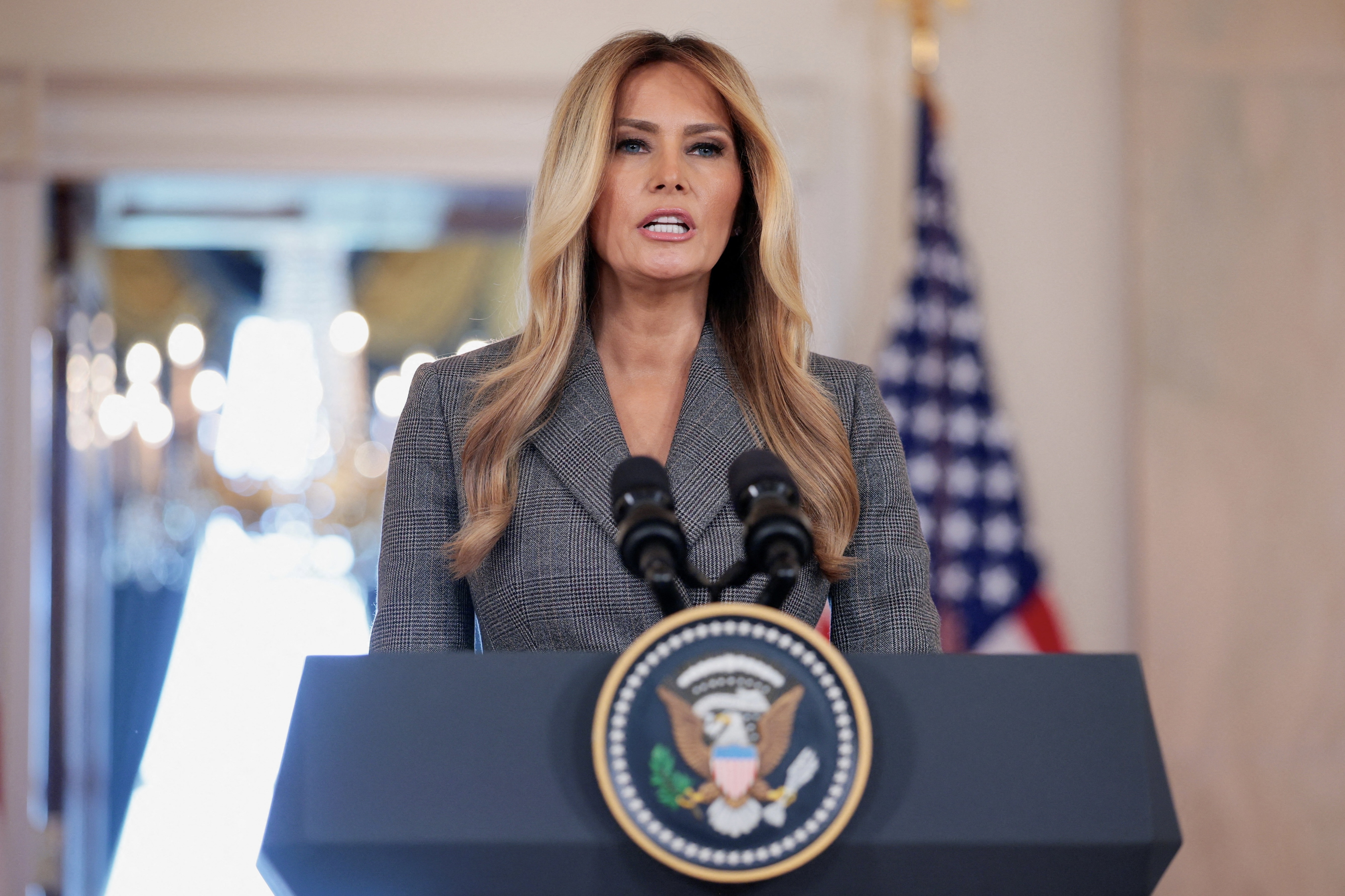 Bo suit 'kin tieng' cua Melania Trump hinh anh