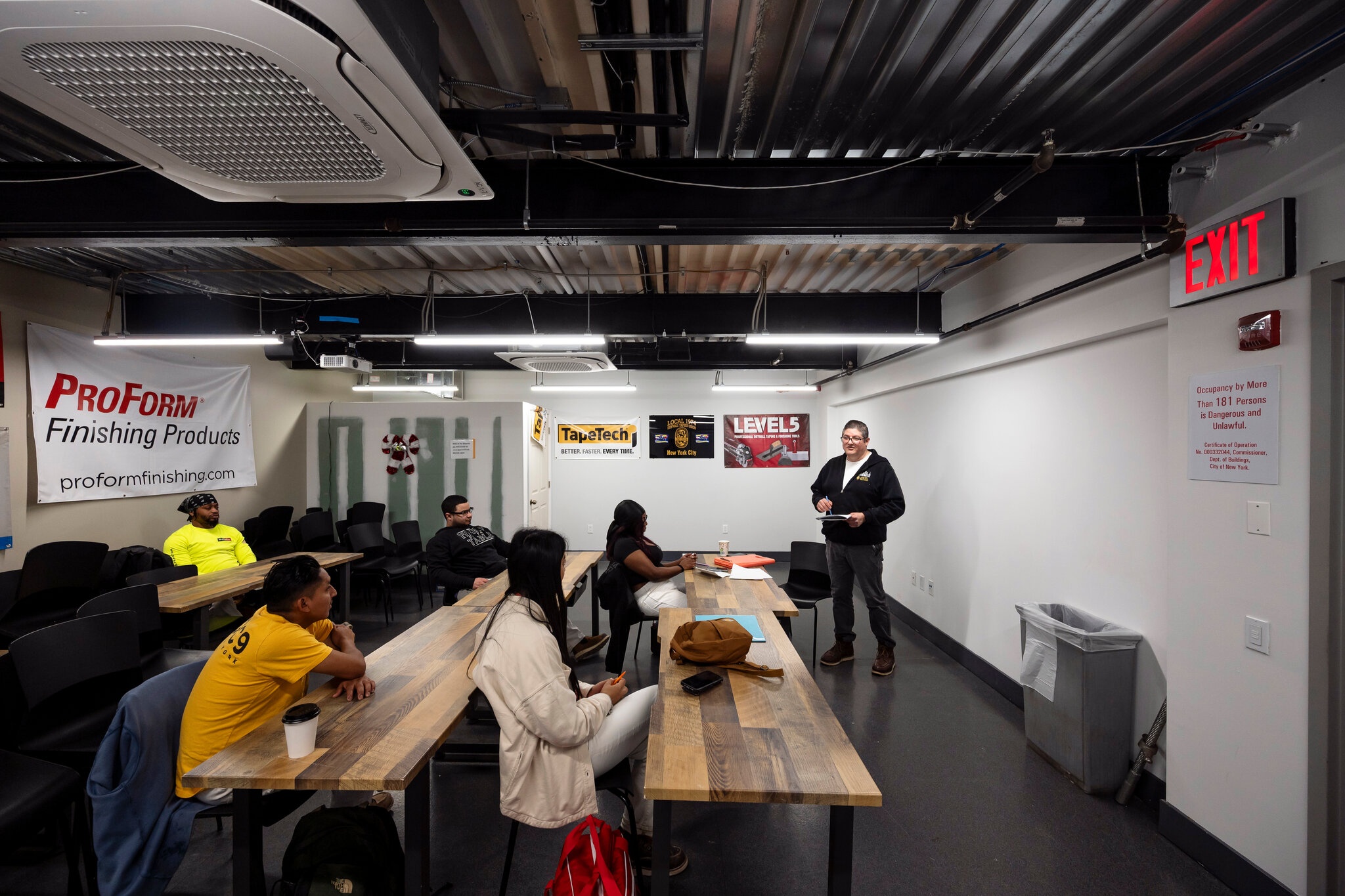 nguoi tre,  xay dung,  hoc nghe,  tay chan anh 2