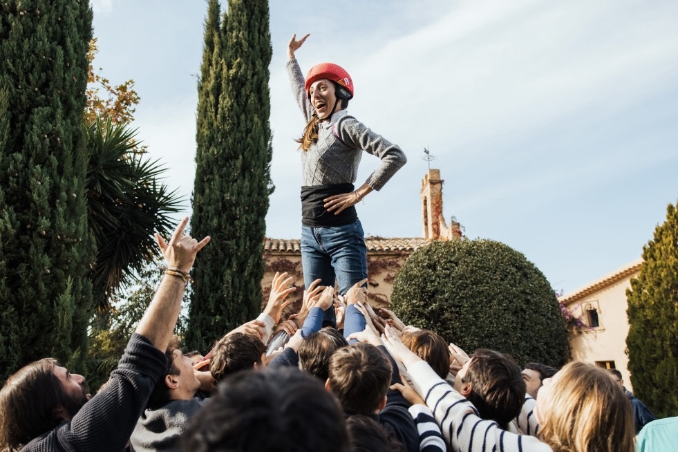 Nhan vien leo len nguoi sep trong team building hinh anh