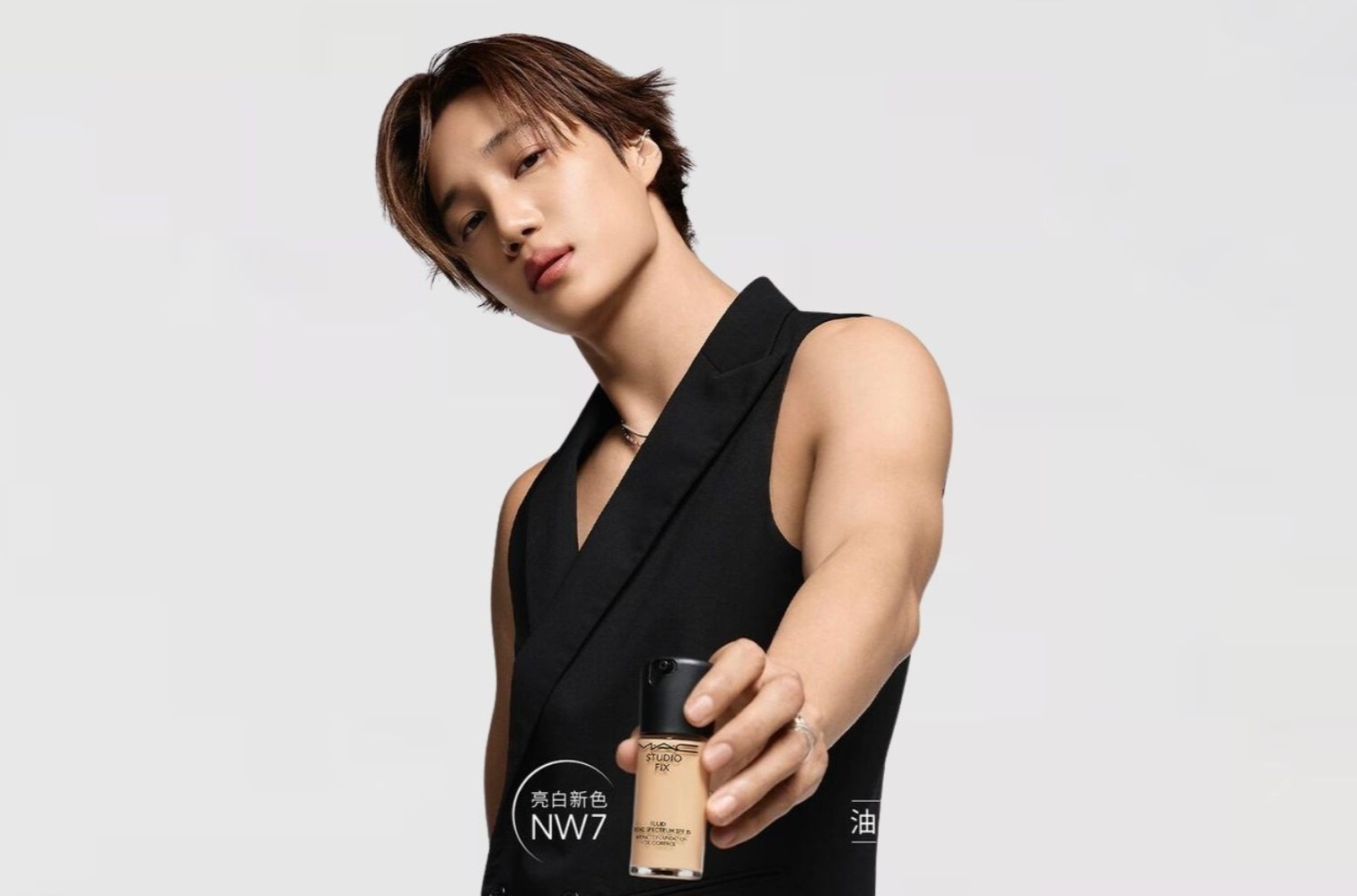 Lo kem nen dat giua hai chan nam idol Kpop gay tranh cai hinh anh