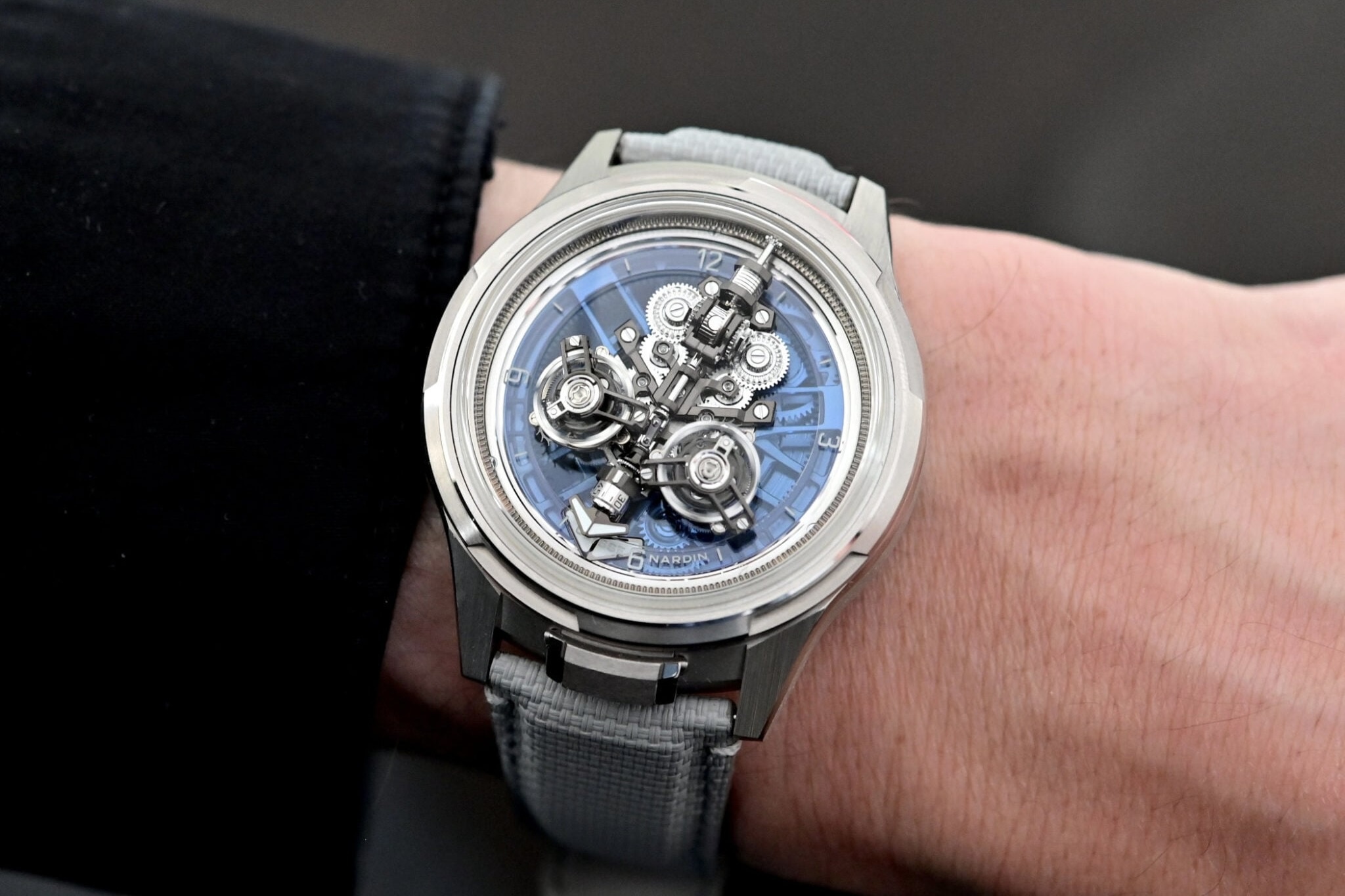 Tau vu tru tren dong ho 361.000 USD hinh anh