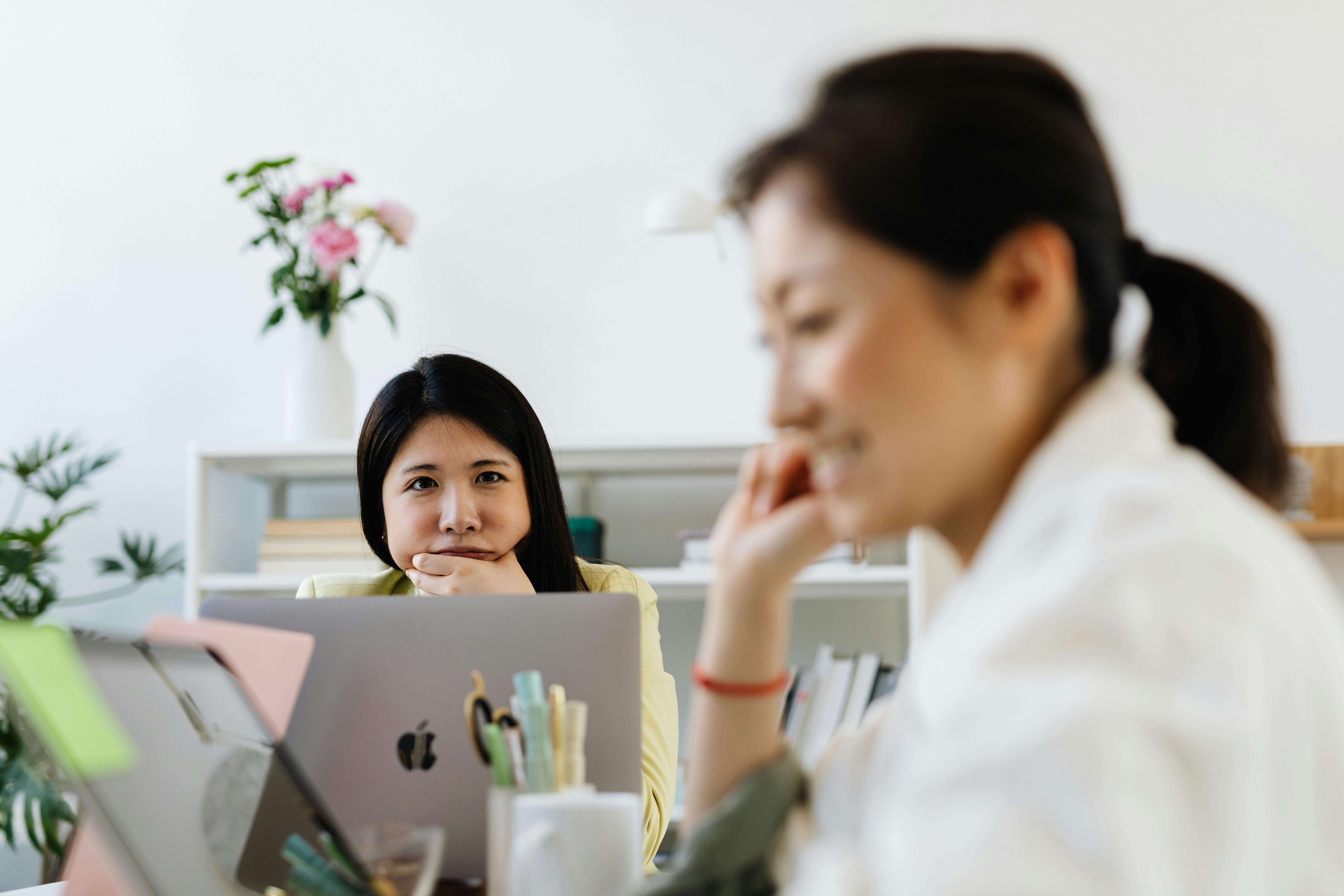 Ap luc tu dong nghiep 'thieu tinh nguoi' hinh anh