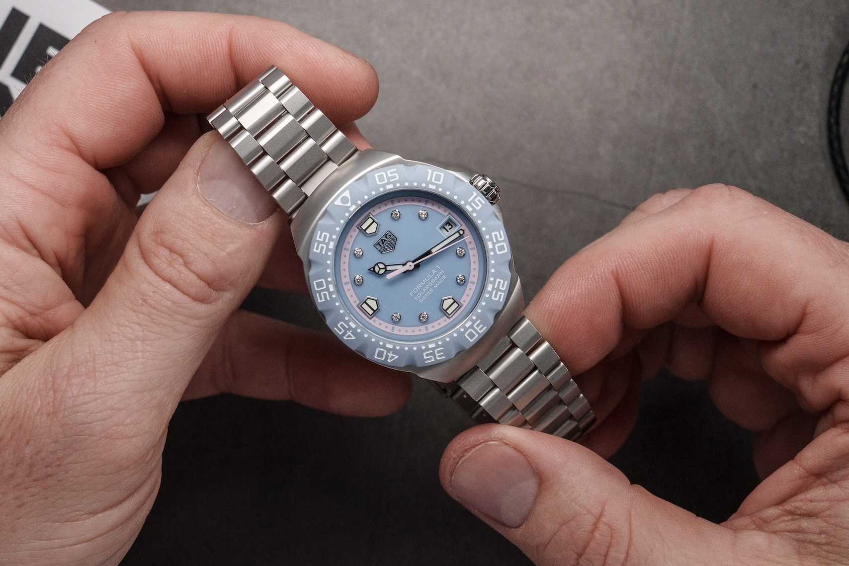 Dong ho hoat dong duoc 1 ngay chi sau 1 phut tiep xuc anh sang hinh anh