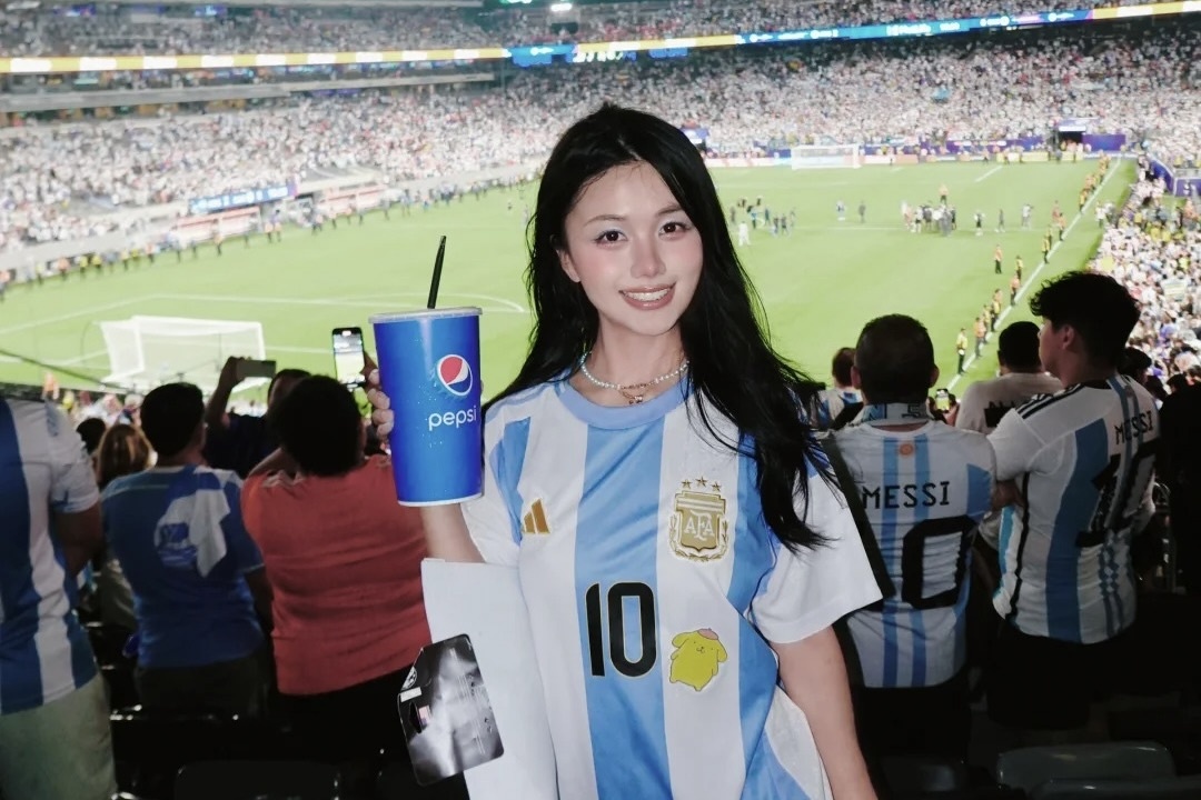 World Cup,  nhan vien,  om,  lam viec,  bong da, anh 1