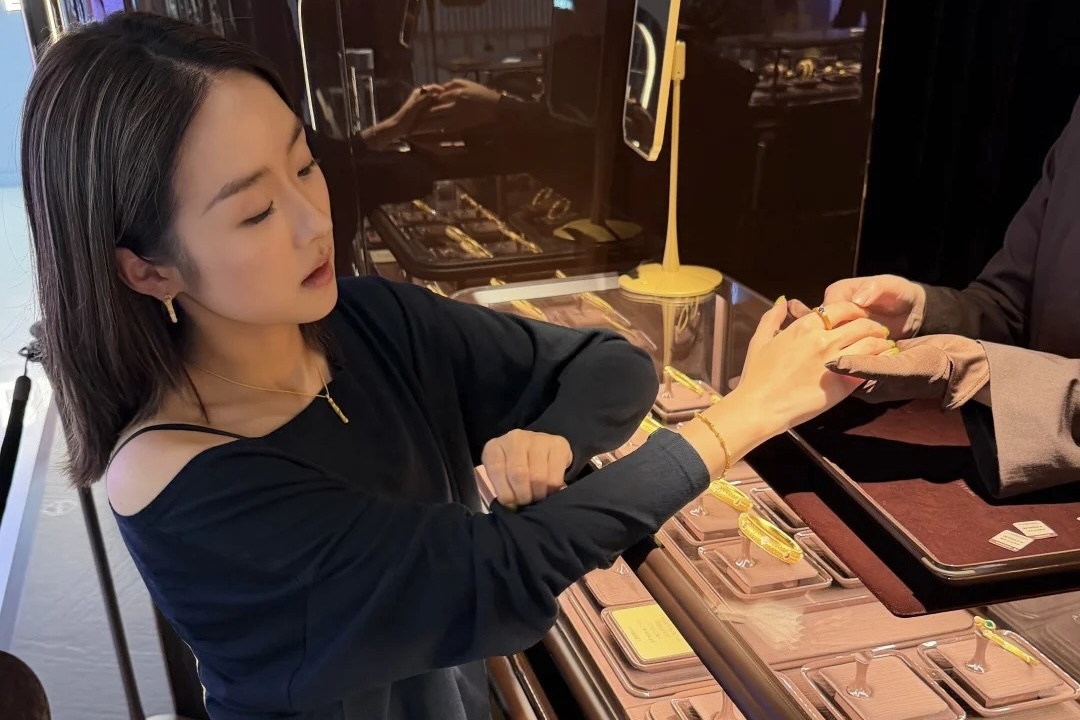 'Bo heo' vang 99,99%: Gu tich luy tinh te cua nguoi tre hien dai hinh anh