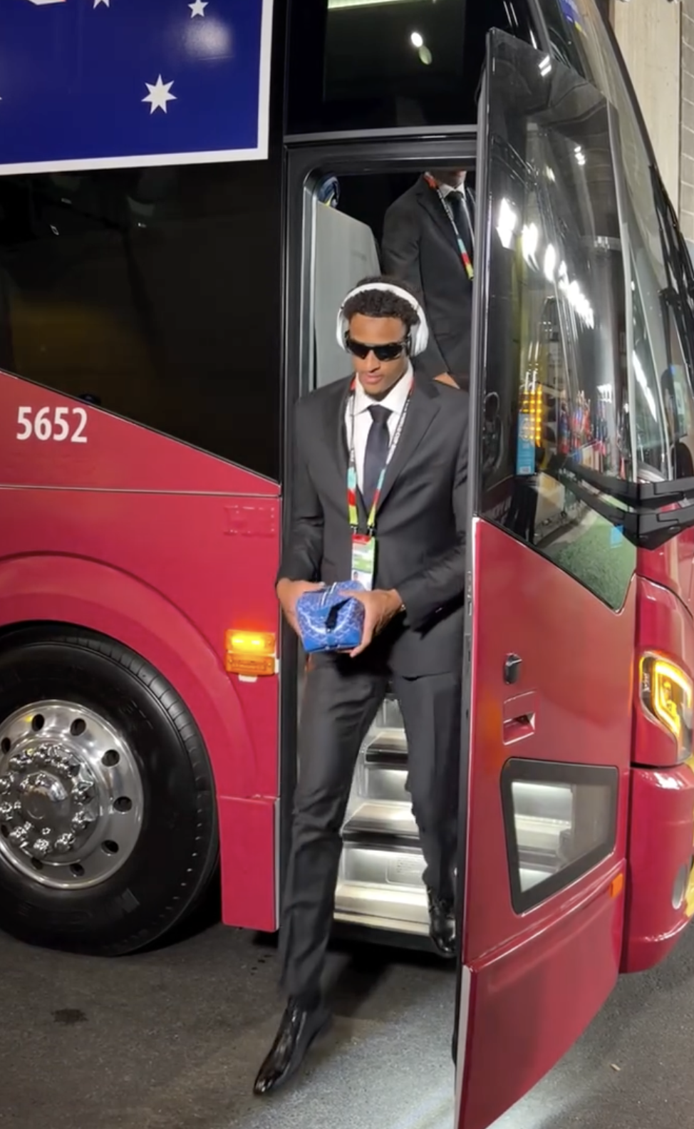 suit,  tui xach,  Socceroos,  tuyen Australia, Dior,  Louis Vuitton anh 2