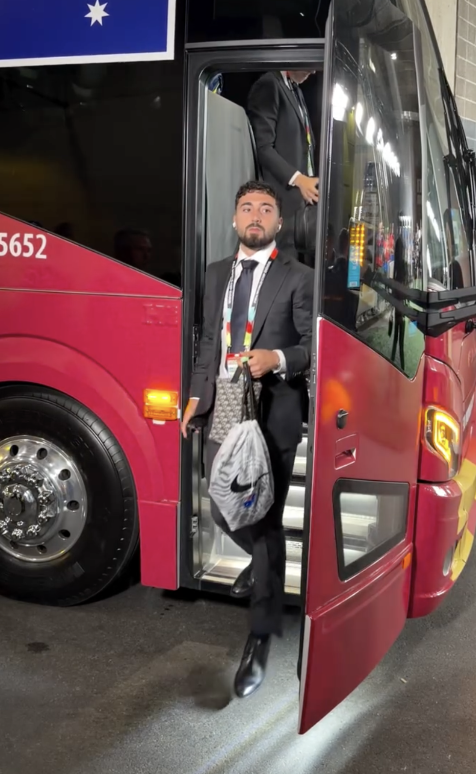 suit,  tui xach,  Socceroos,  tuyen Australia, Dior,  Louis Vuitton anh 11