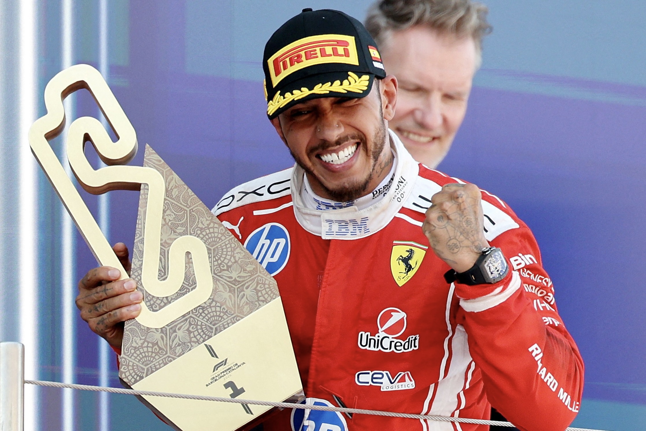 Lewis Hamilton deo dong ho 1,5 trieu USD mung cot moc lich su F1 hinh anh