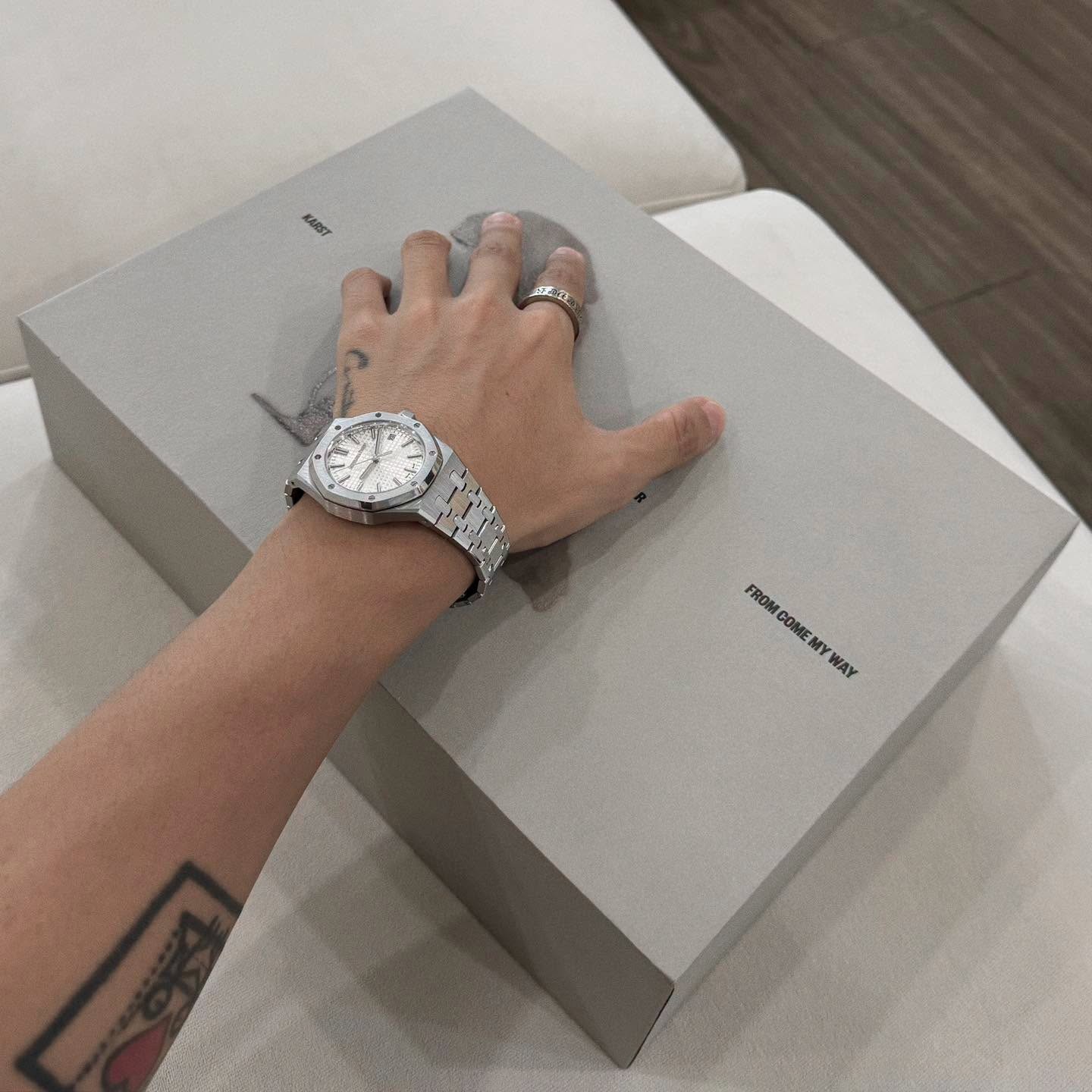 Son Tung M-TP,  Audemars Piguet anh 1