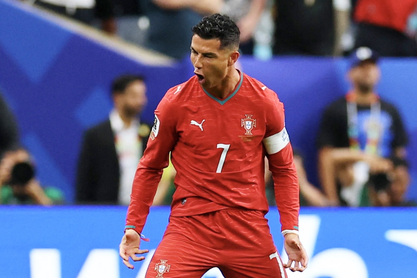 'Anh Bay' Ronaldo, 'Em Bup Be' Mbappe gay bao MXH Viet hinh anh