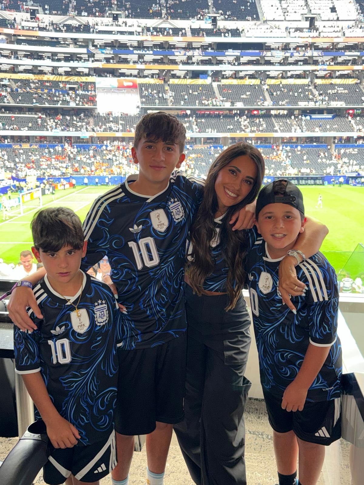 Messi, Antonela Roccuzzo, Audemars Piguet ảnh 1 Messi, Antonela Roccuzzo, Audemars Piguet anh 1
