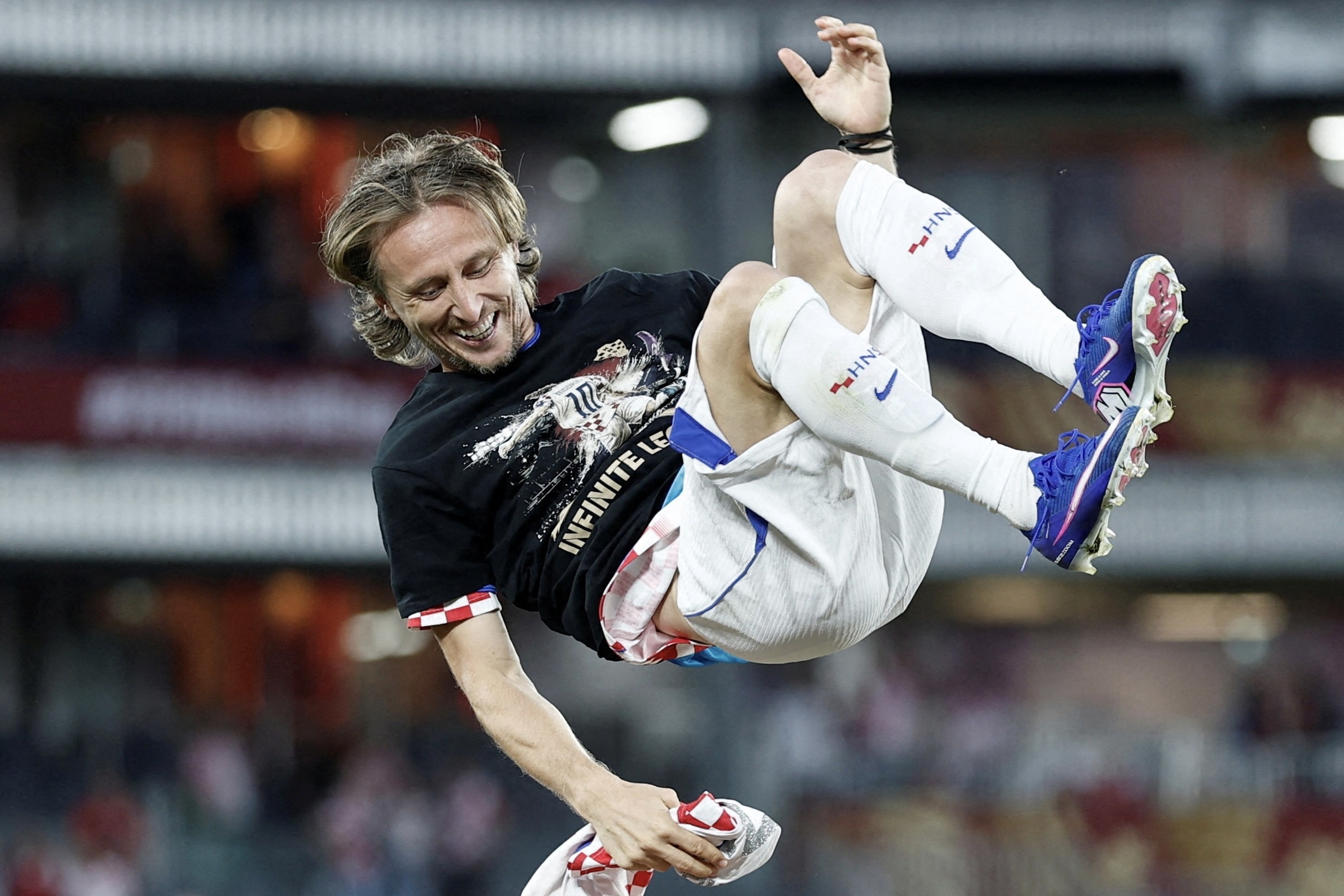 Dong thai cua Croatia khi Modric sanh vai Ronaldo, Messi hinh anh