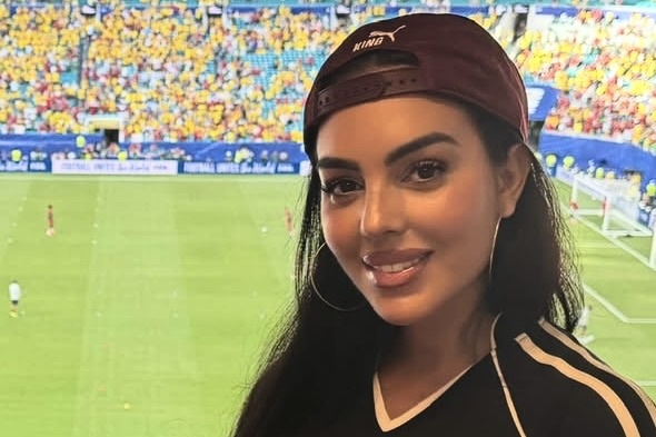 Georgina mac ao so 7, co vu Ronaldo hinh anh