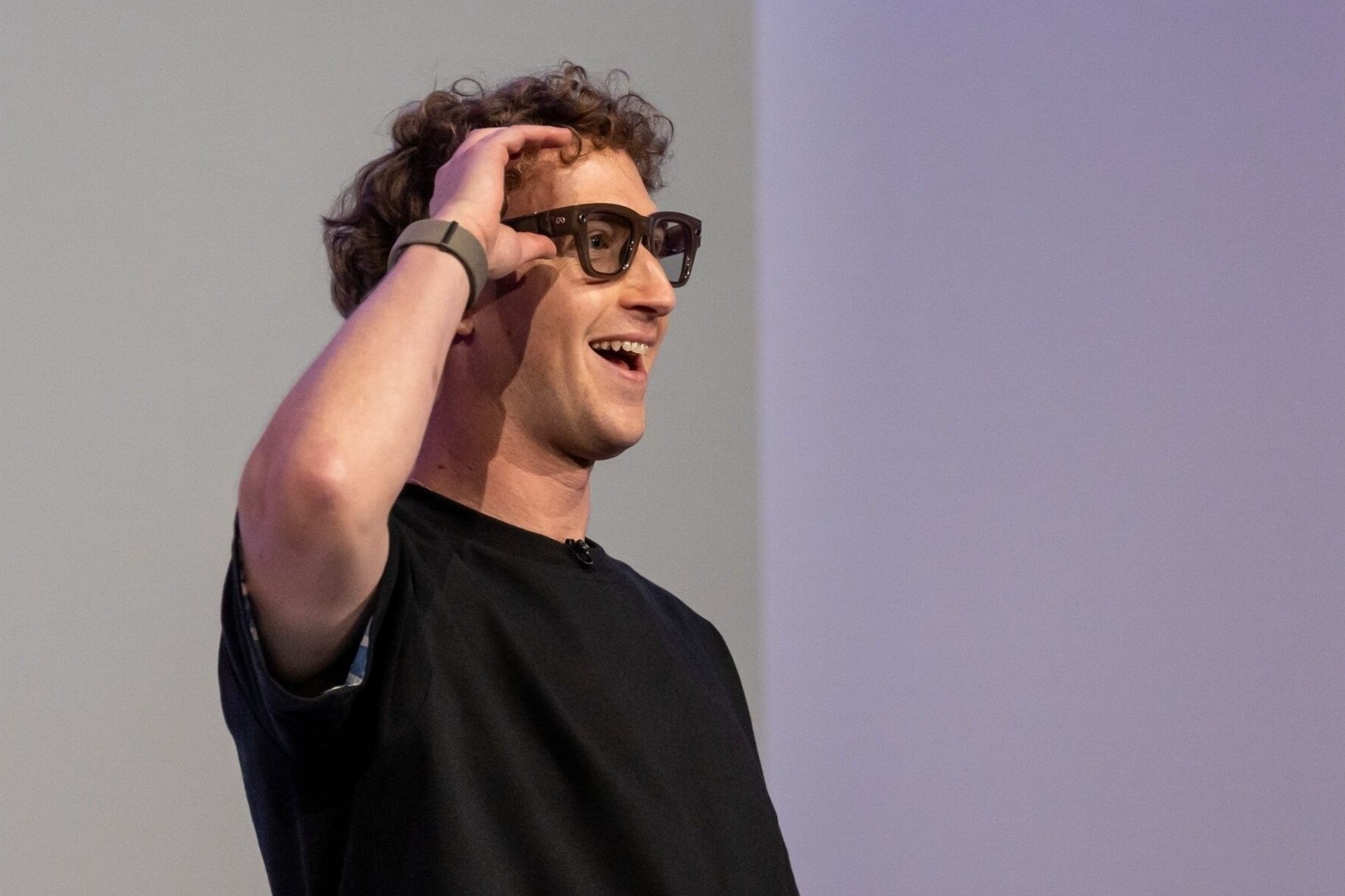 Mark Zuckerberg deo dong ho hiem hon ca sieu xe trieu USD hinh anh