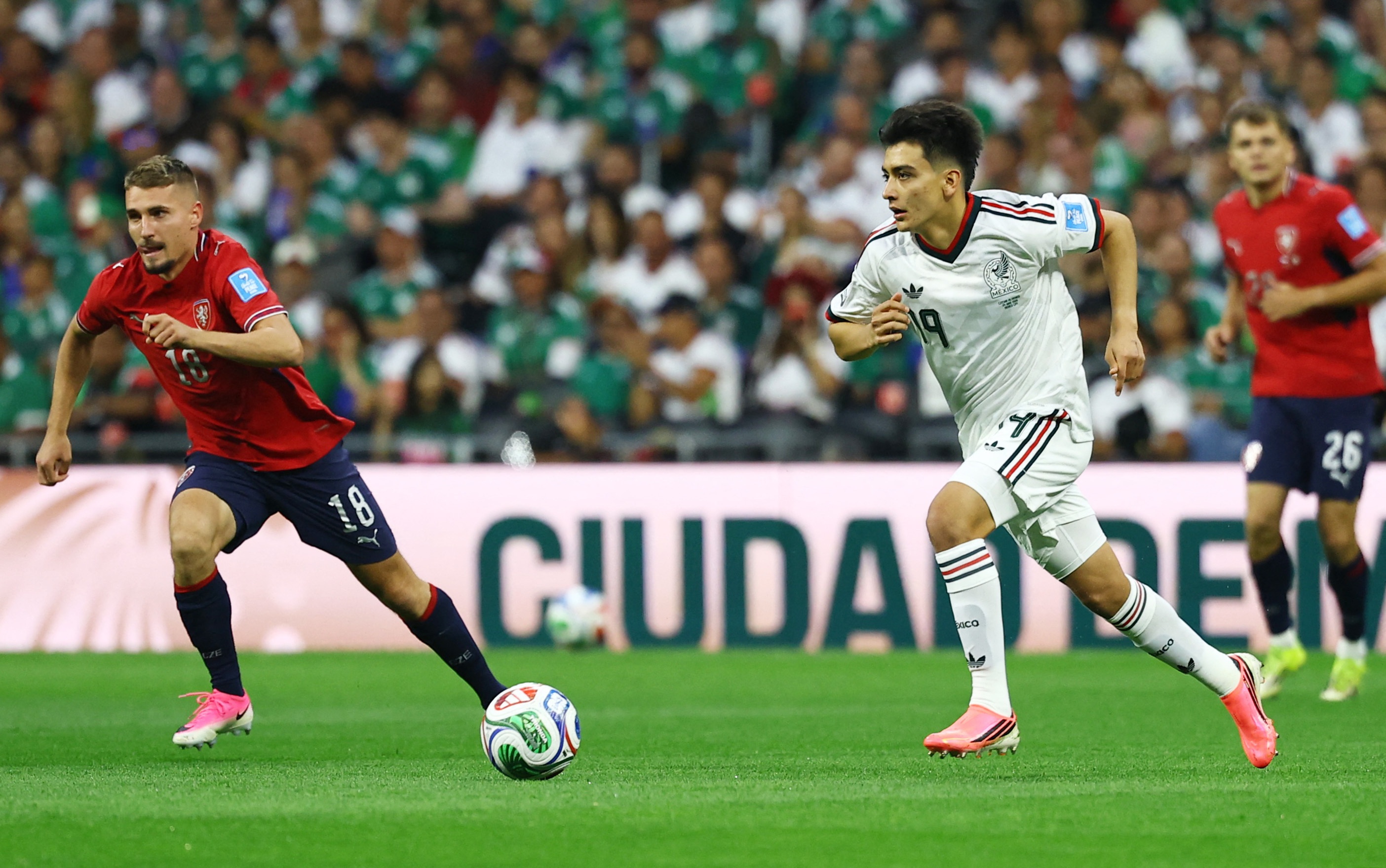 World Cup,  Gilberto Mora,  Mexico,  Tijuana,  Manchester United anh 9