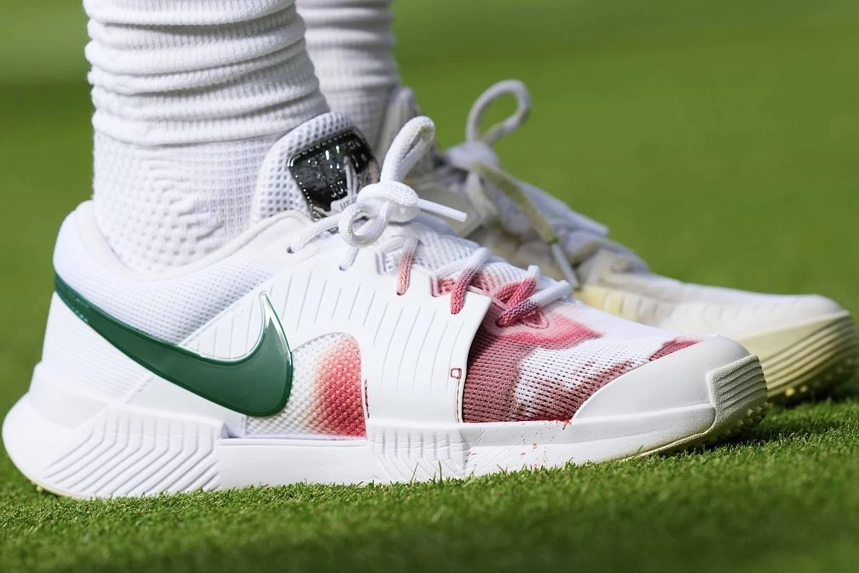 Giay Nike nhuom mau cua Jannik Sinner gay sot o Wimbledon hinh anh