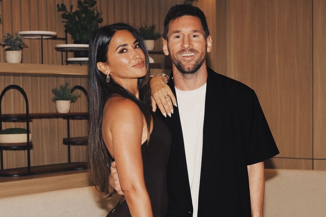 Ban gai Ronaldo tang qua vo Messi giua World Cup hinh anh