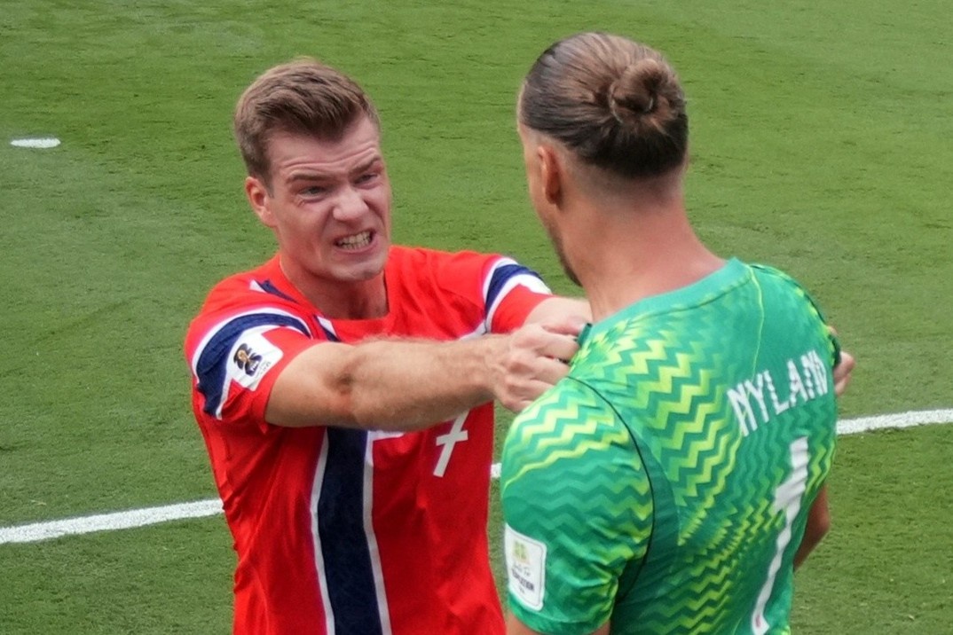 Sorloth và bạn gái bị công kích