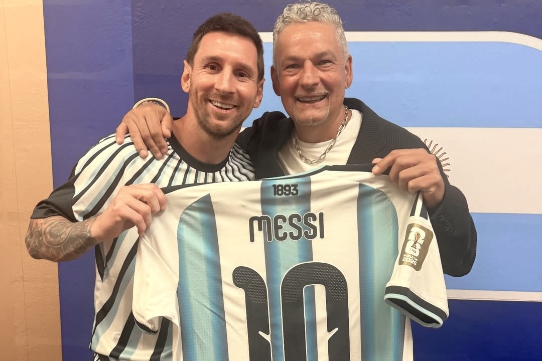 Messi đáp lễ Roberto Baggio sau trận thắng Thụy Điển ở World Cup