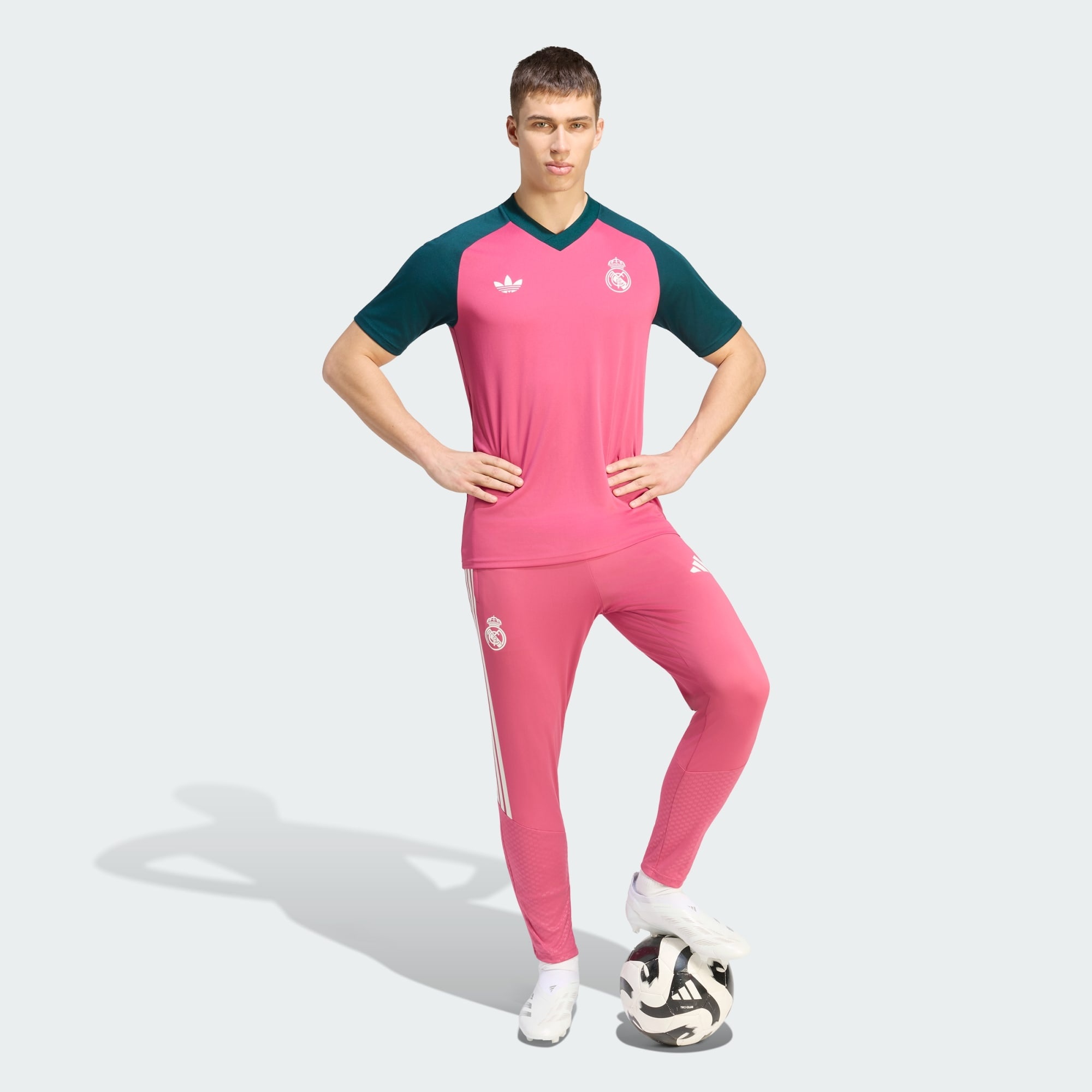 Real Madrid, trang phục, CLB, Adidas, Emirates, áo khởi động ảnh 1 Real Madrid, trang phục, CLB, Adidas, Emirates, áo khởi động ảnh 1