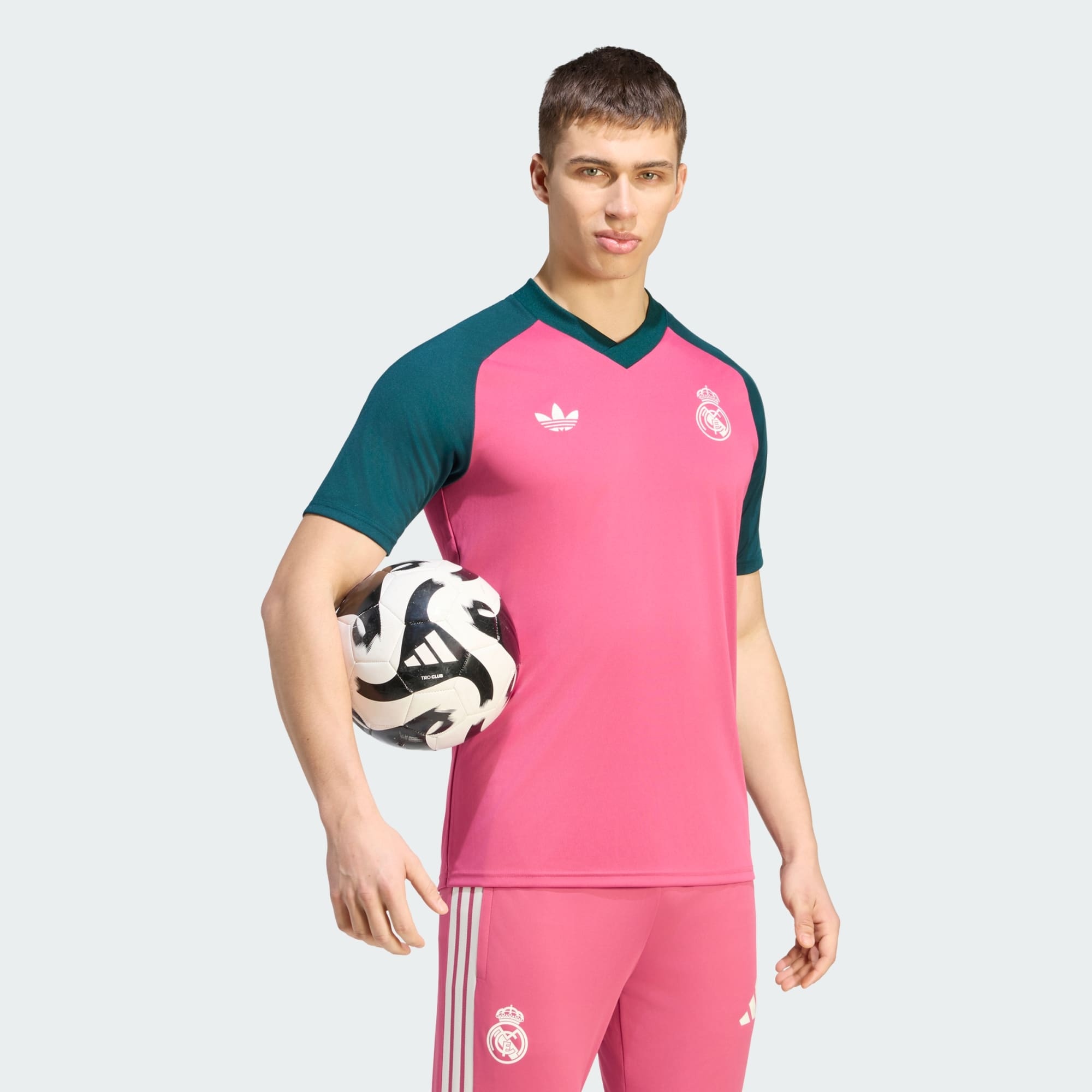 Real Madrid, trang phục, CLB, Adidas, Emirates, áo khởi động ảnh 2 Real Madrid, trang phục, CLB, Adidas, Emirates, áo khởi động ảnh 2