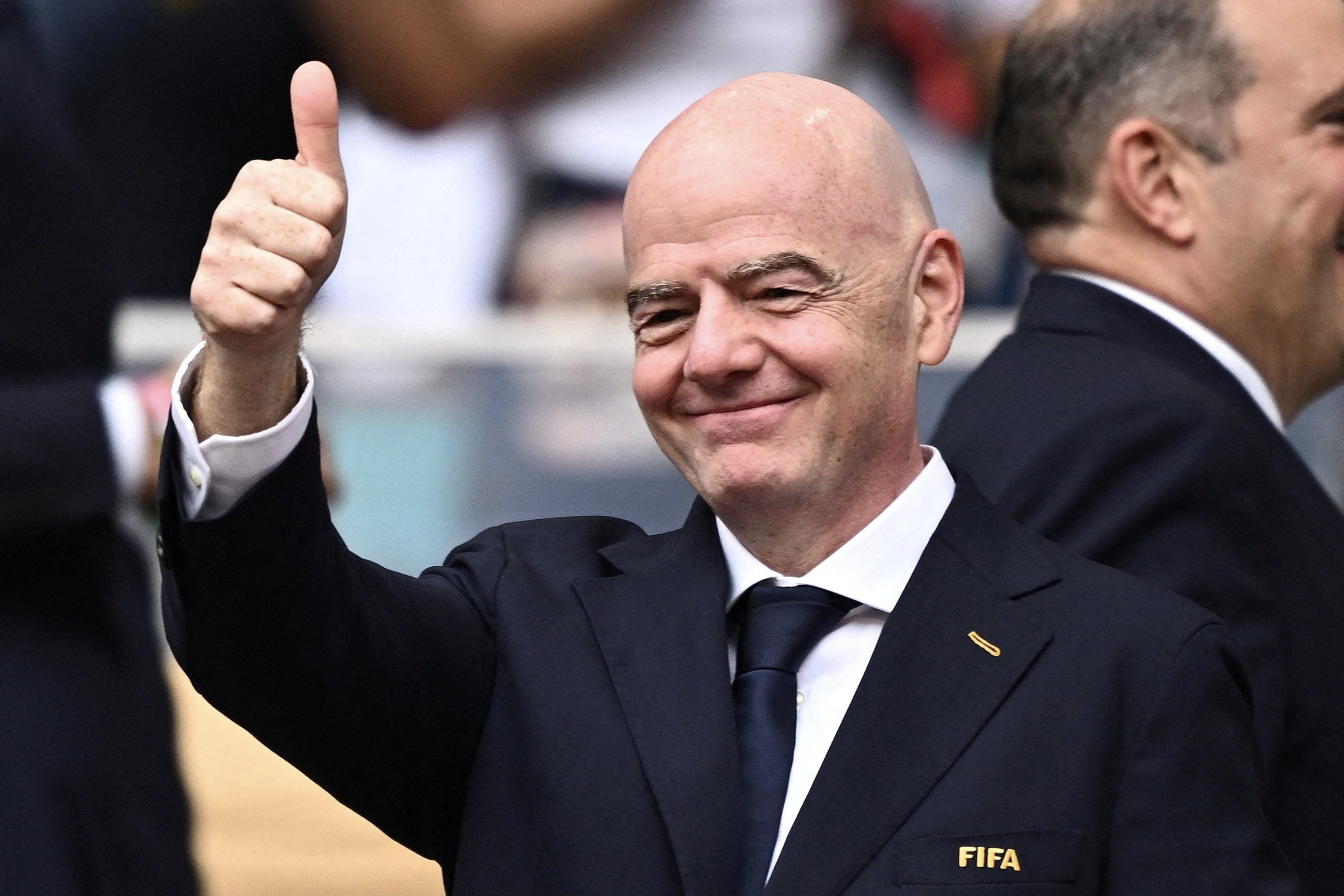 Đi chuyên cơ xem 40 trận World Cup, chủ tịch FIFA thổi bùng tranh cãi