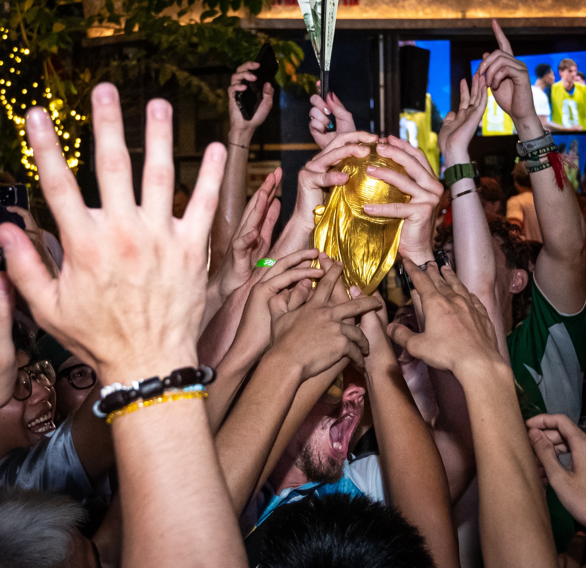 World Cup,  h&agrave;ng x&oacute;m,  xem b&oacute;ng,  cổ vũ,  cư d&acirc;n,  ồn ảnh 4