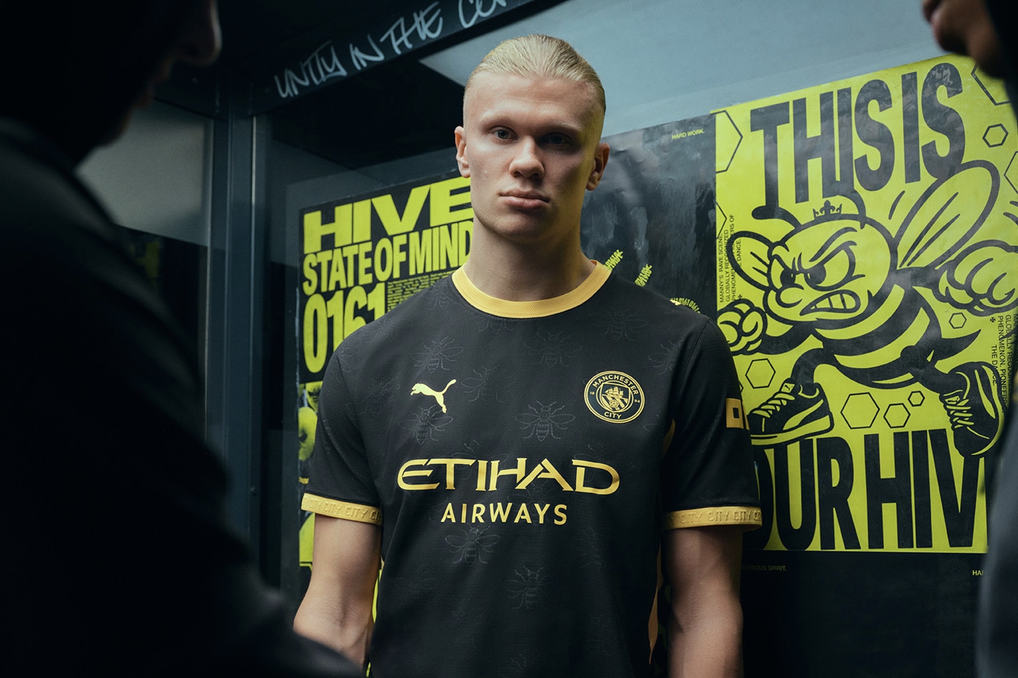 Manchester City đưa đàn ong lên áo sân khách