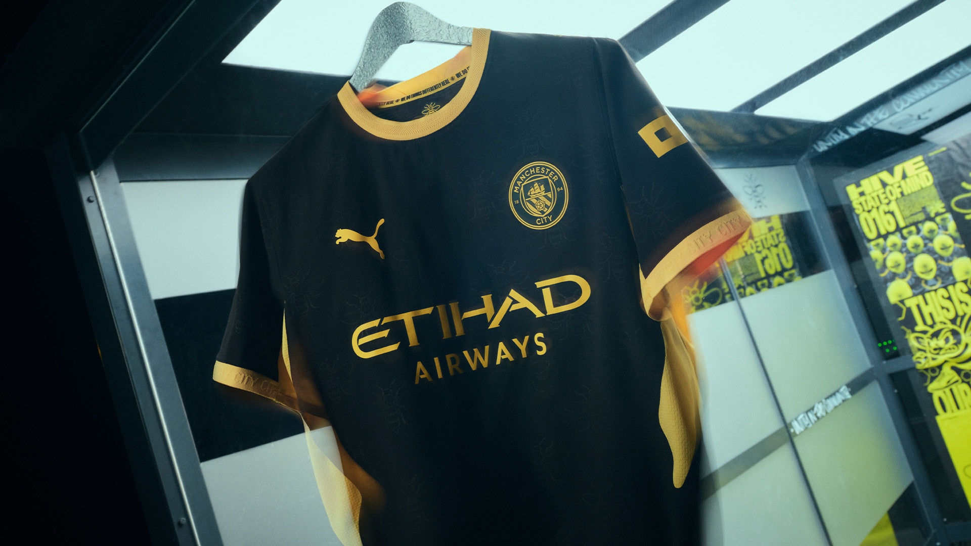 Manchester City,  &aacute;o,  ong,  &aacute;o s&acirc;n kh&aacute;ch,  PUMA,  Etihad Airways,  Manchester ảnh 1
