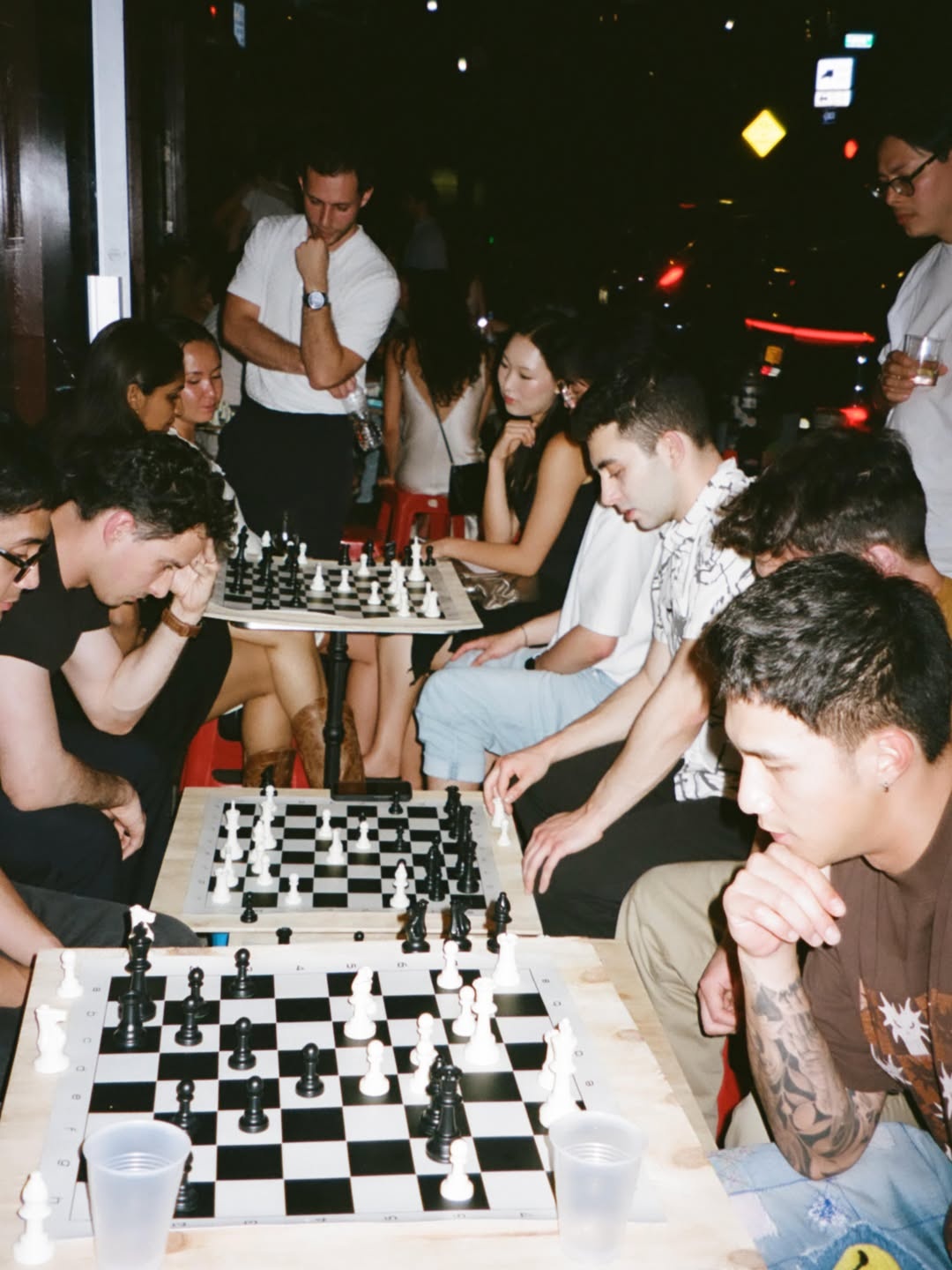 người trẻ,  s&aacute;ch,  chơi cờ,  m&agrave;n h&igrave;nh,  điện thoại,  gen z,  c&ocirc; đơn,  c&ocirc;ng nghệ ảnh 1