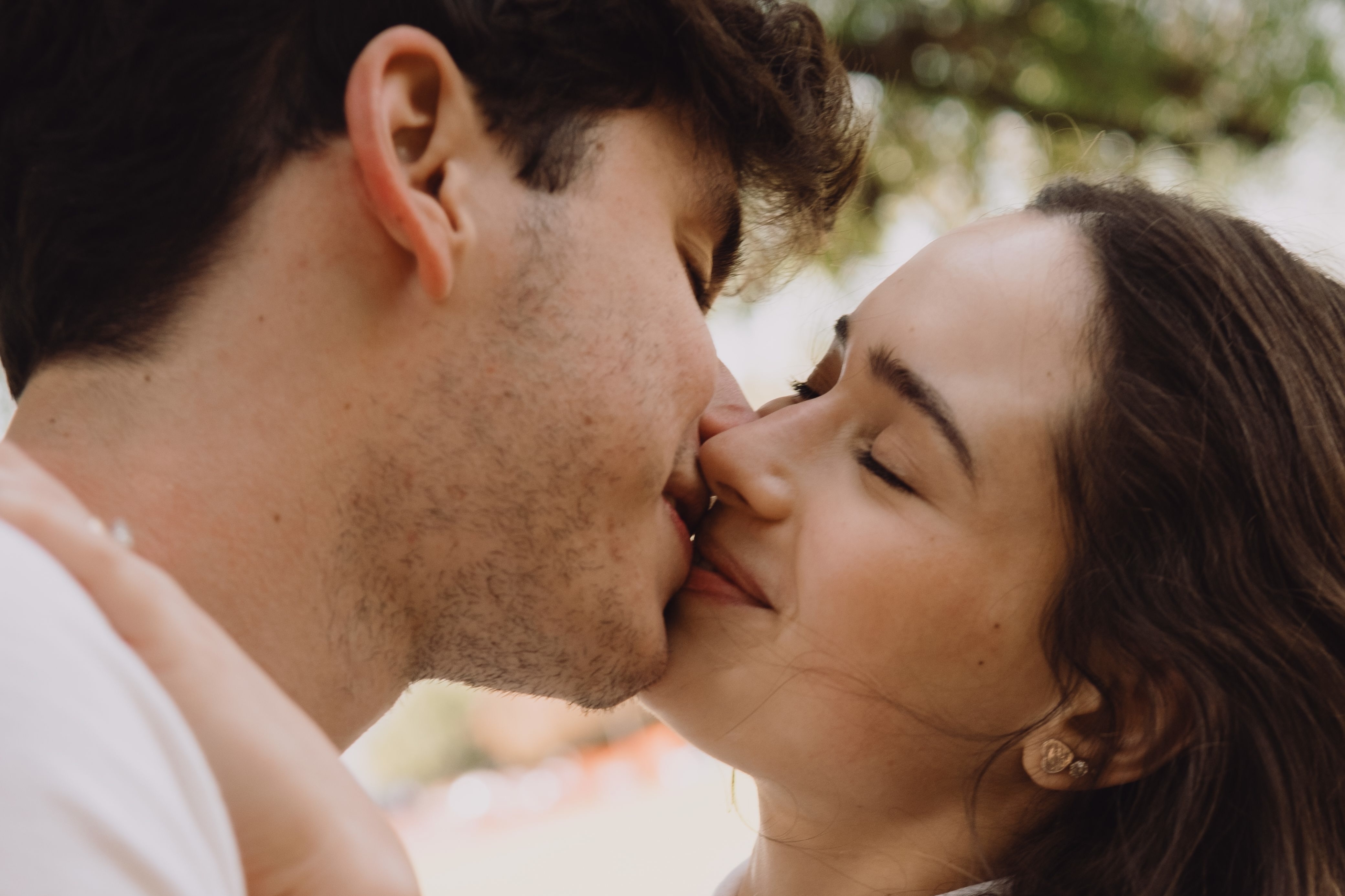 Người trẻ Anh đang hôn nhau ít hơn