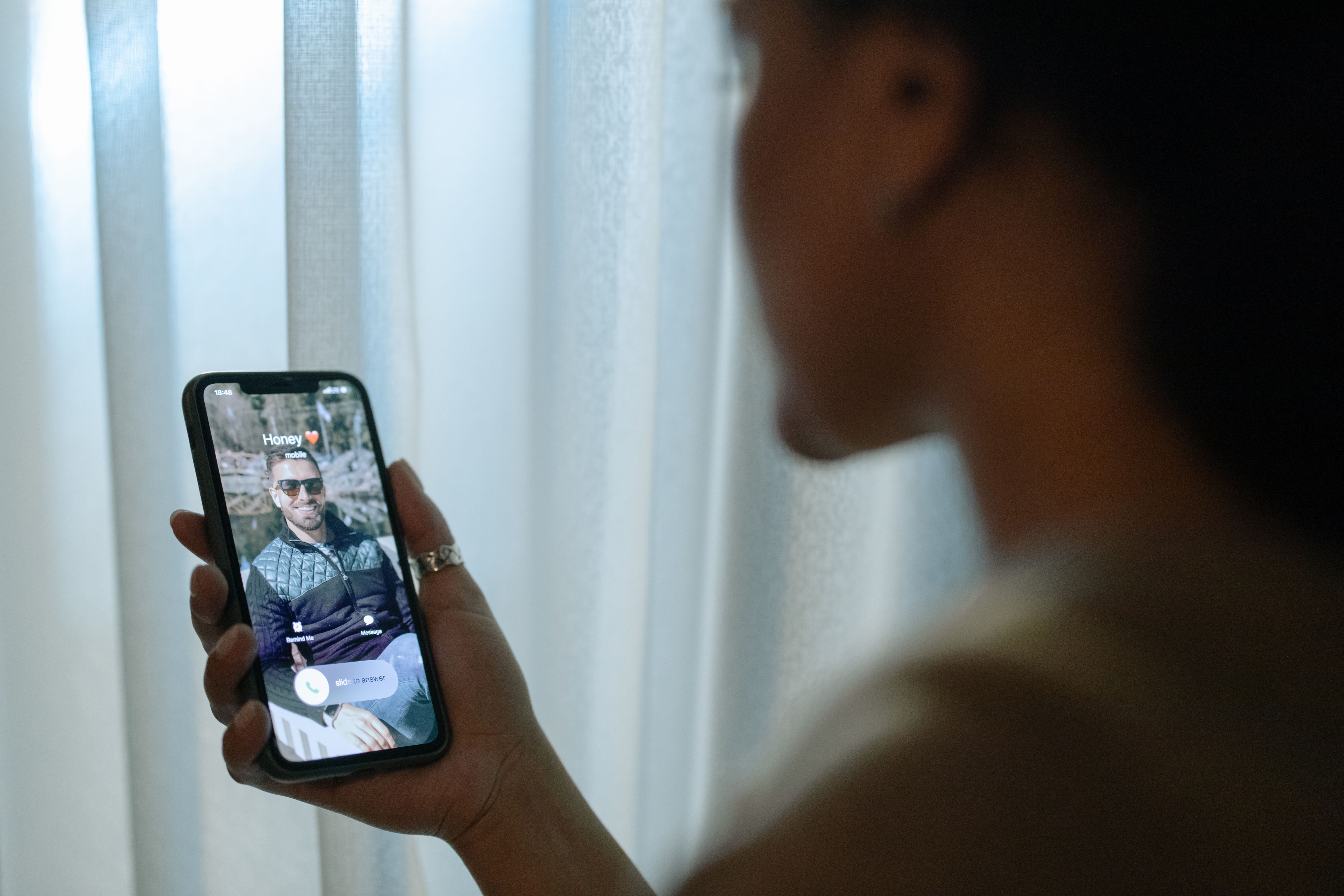 h&ocirc;n,  người trẻ,  tinder,   ảnh 2