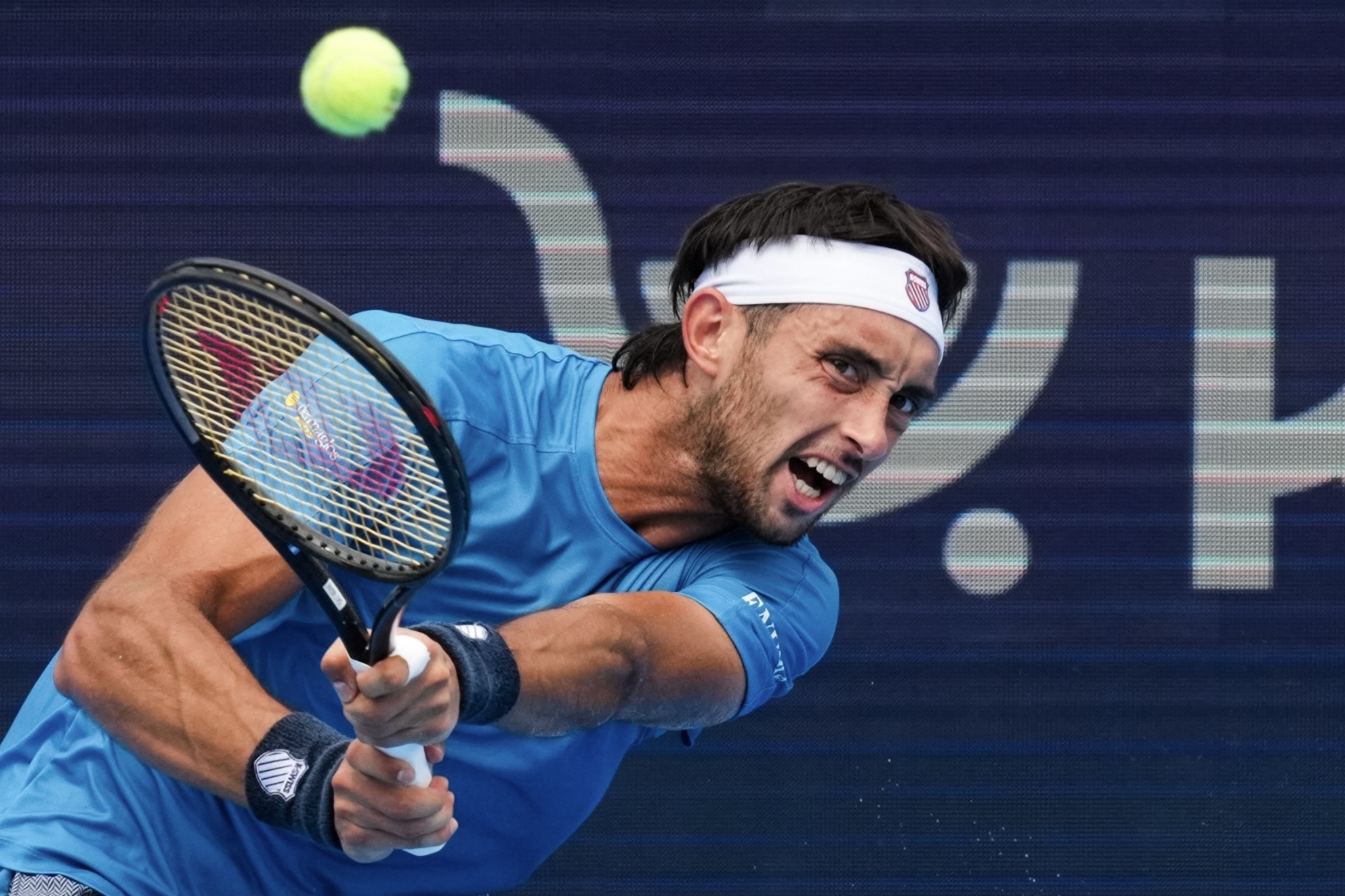 Tay vợt đánh bại Djokovic mê tự truyện của Agassi