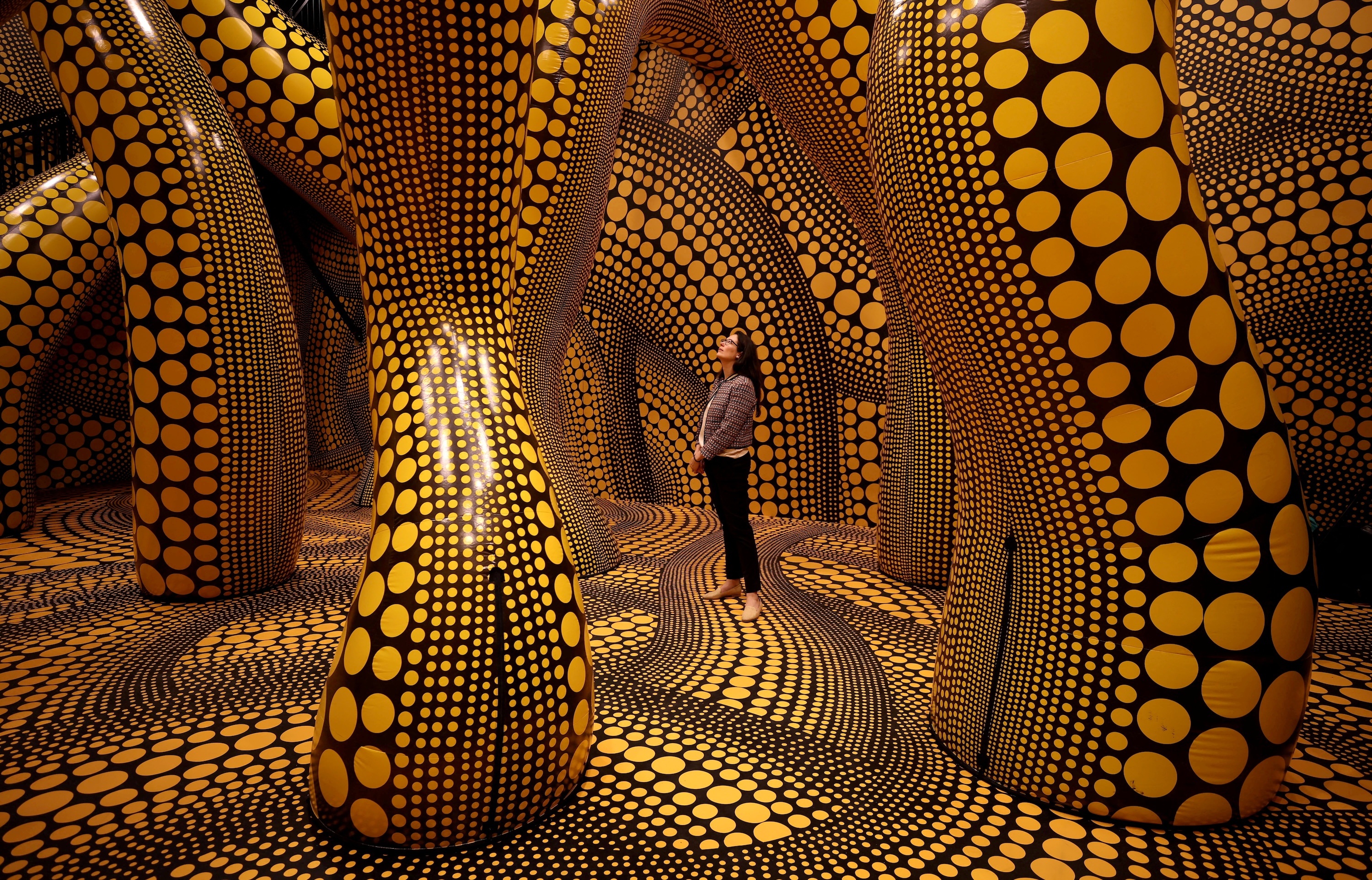 qua đời,  nữ ho&agrave;ng,  chấm bi,  Yayoi Kusama,  Kusama ảnh 2