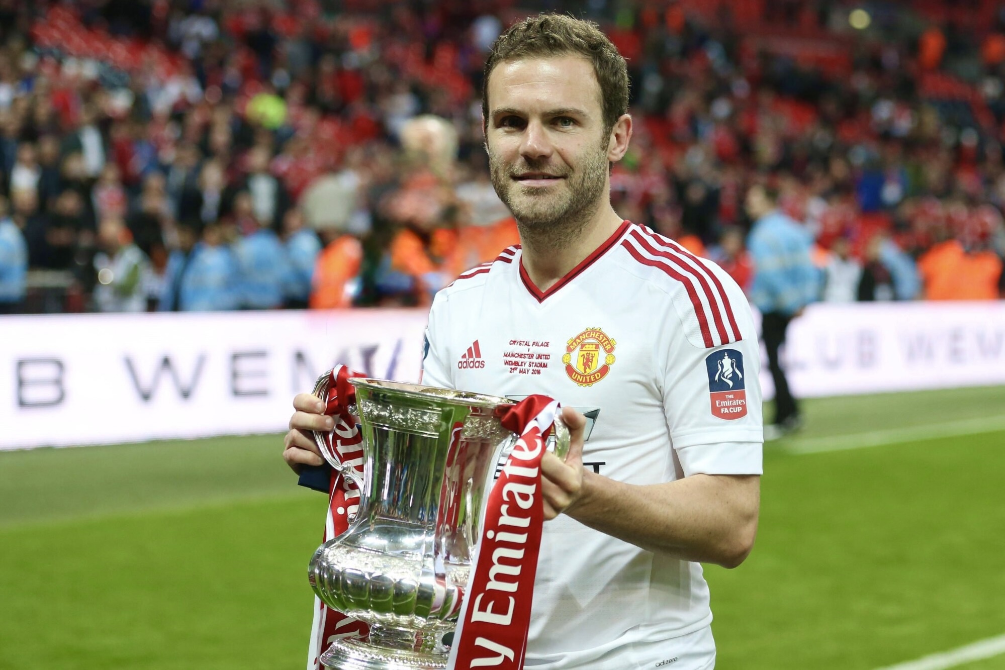 Tủ sách của cựu sao MU Juan Mata