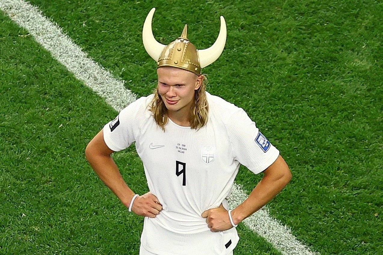 Erling Haaland chi hơn 130.000 USD mua sách cổ Viking