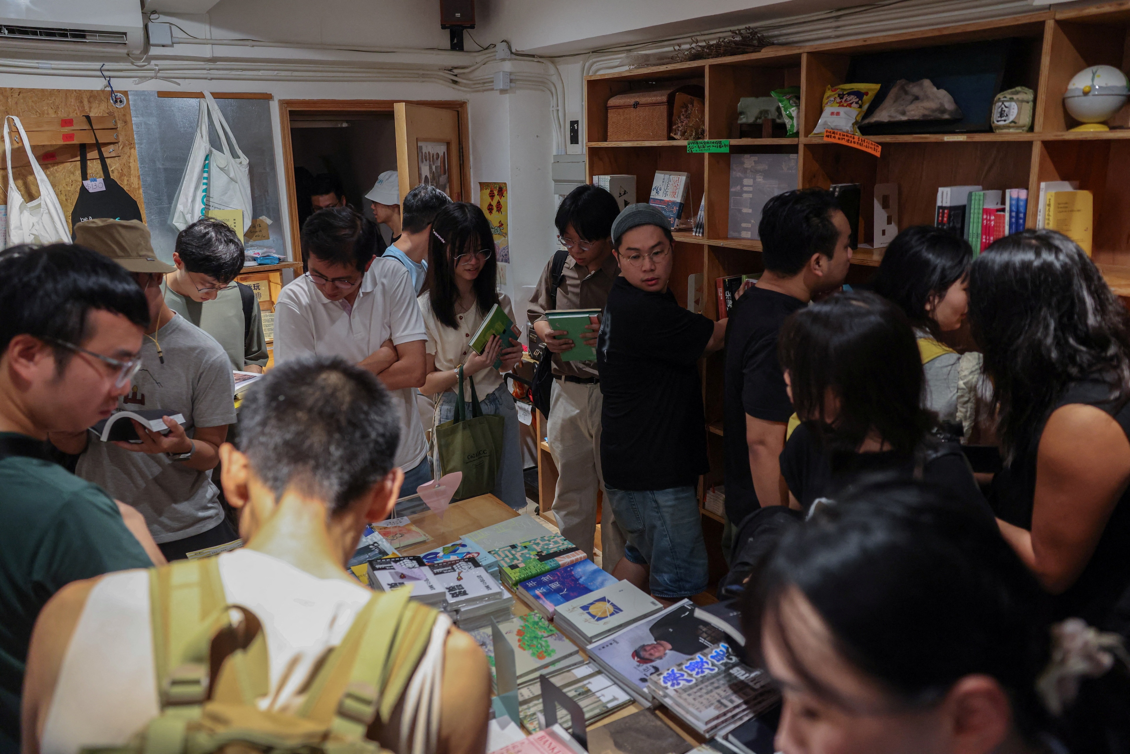 s&aacute;ch,  vui,  chồng s&aacute;ch,  niềm vui,  tsundoku,  Dopamine ảnh 2