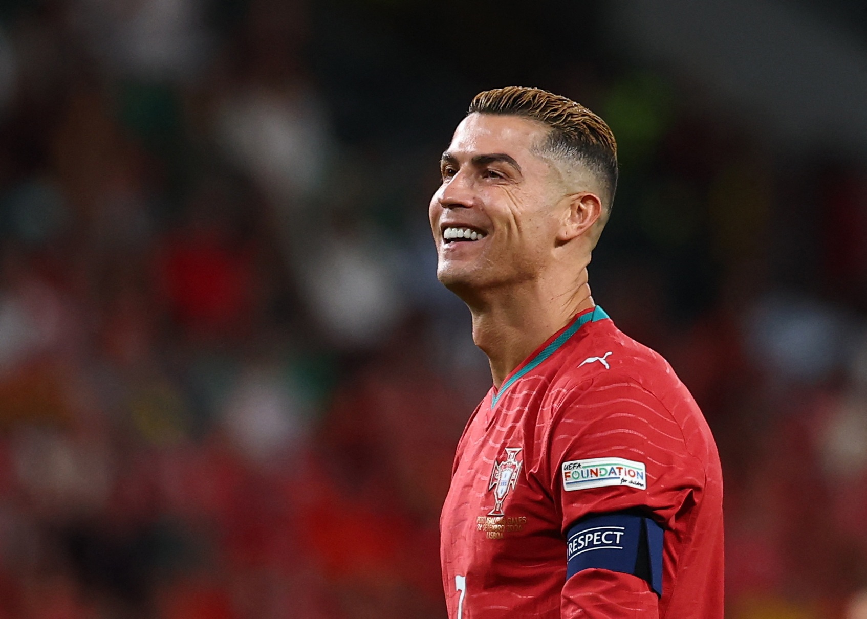 Lý do Ronaldo sơn móng chân màu đen