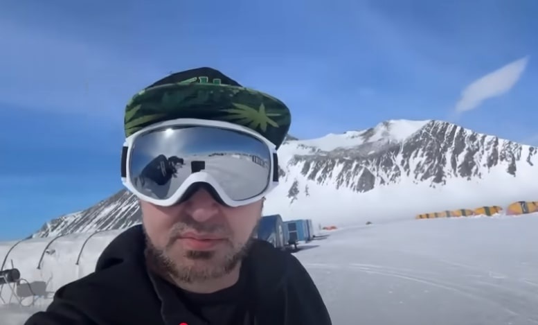 Thanh nien di den 'tan cung the gioi' de chung minh Trai Dat phang hinh anh