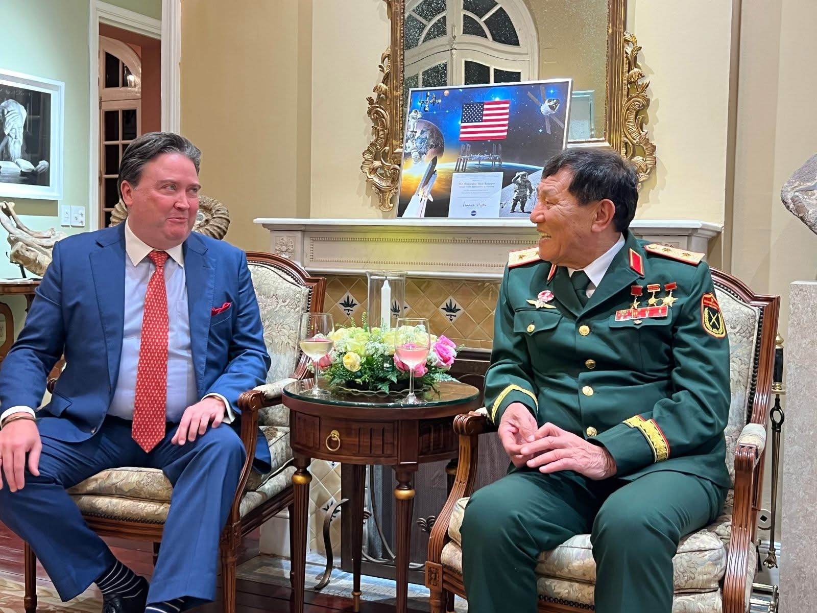 Trung tuong Pham Tuan xem Amanda Nguyen bay vao vu tru hinh anh