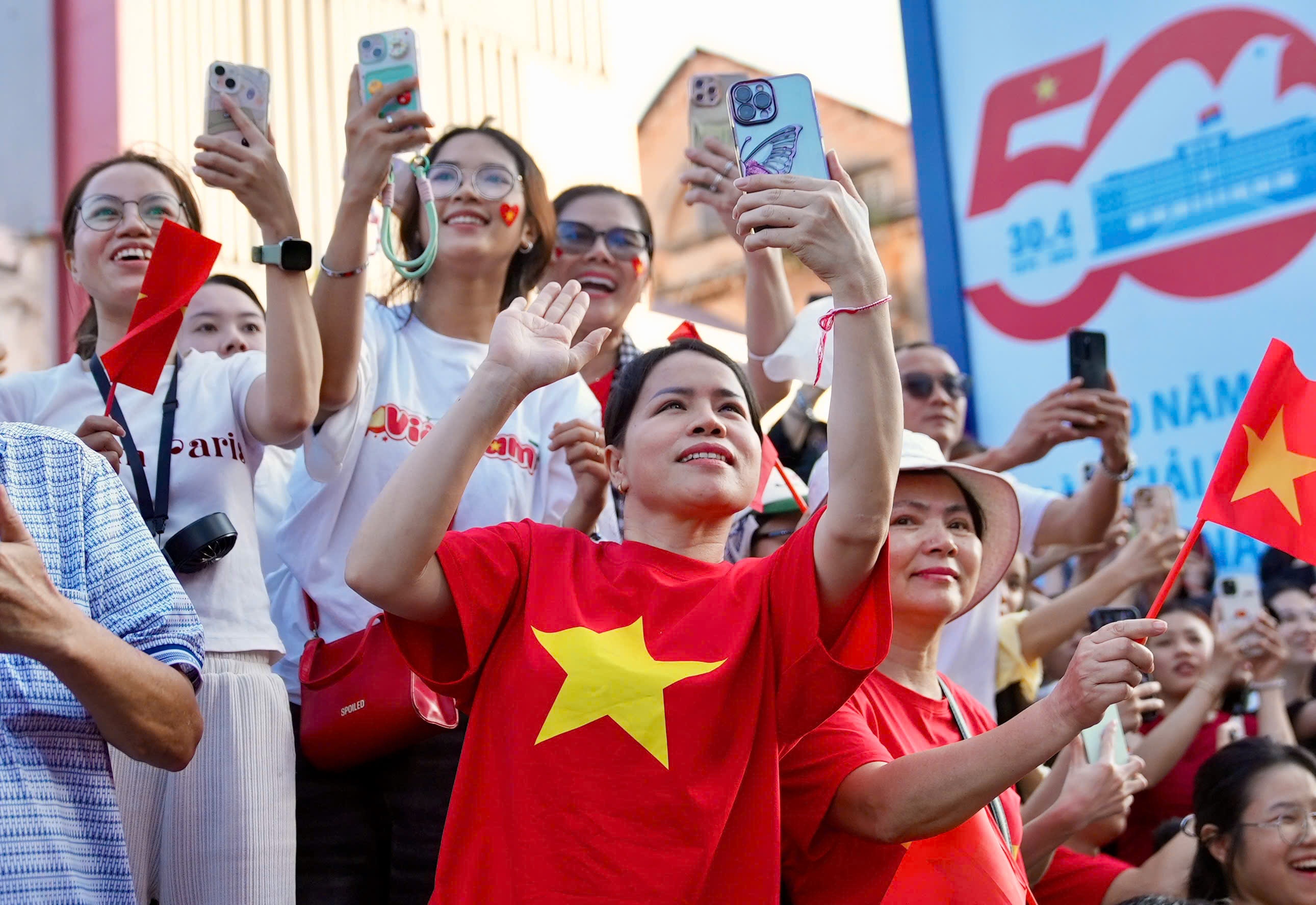 Bi kip chup anh dieu binh 30/4 dep, an tuong hinh anh