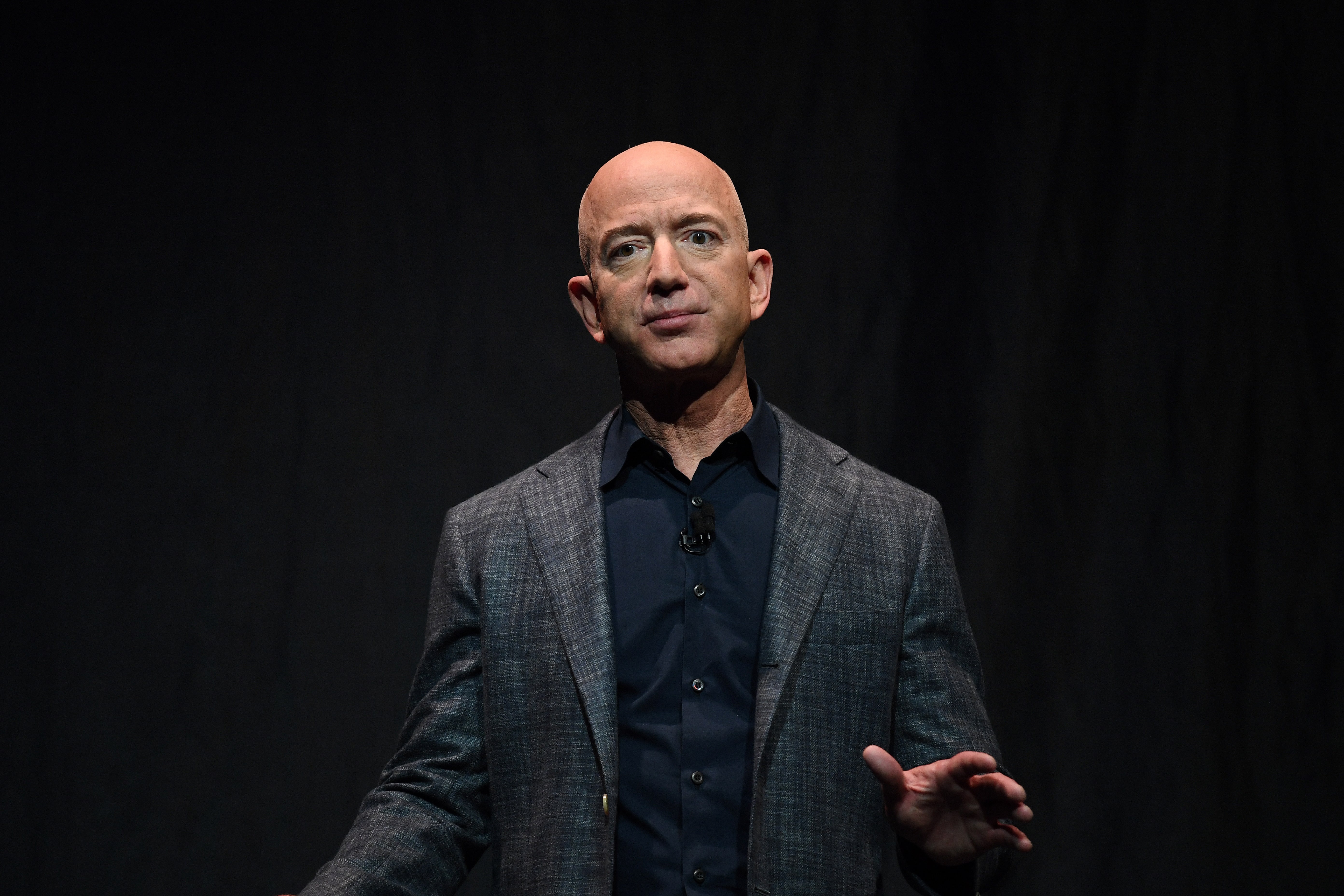 Jeff Bezos dinh ban co phieu Amazon hinh anh