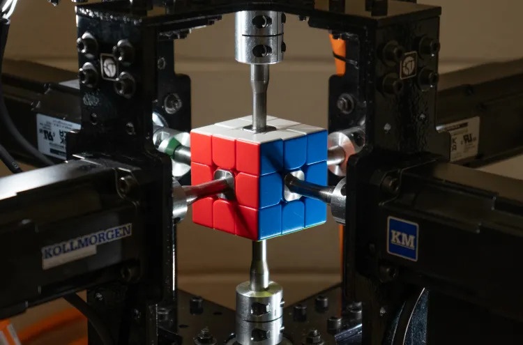 Ben trong robot giai rubik nhanh nhat the gioi hinh anh