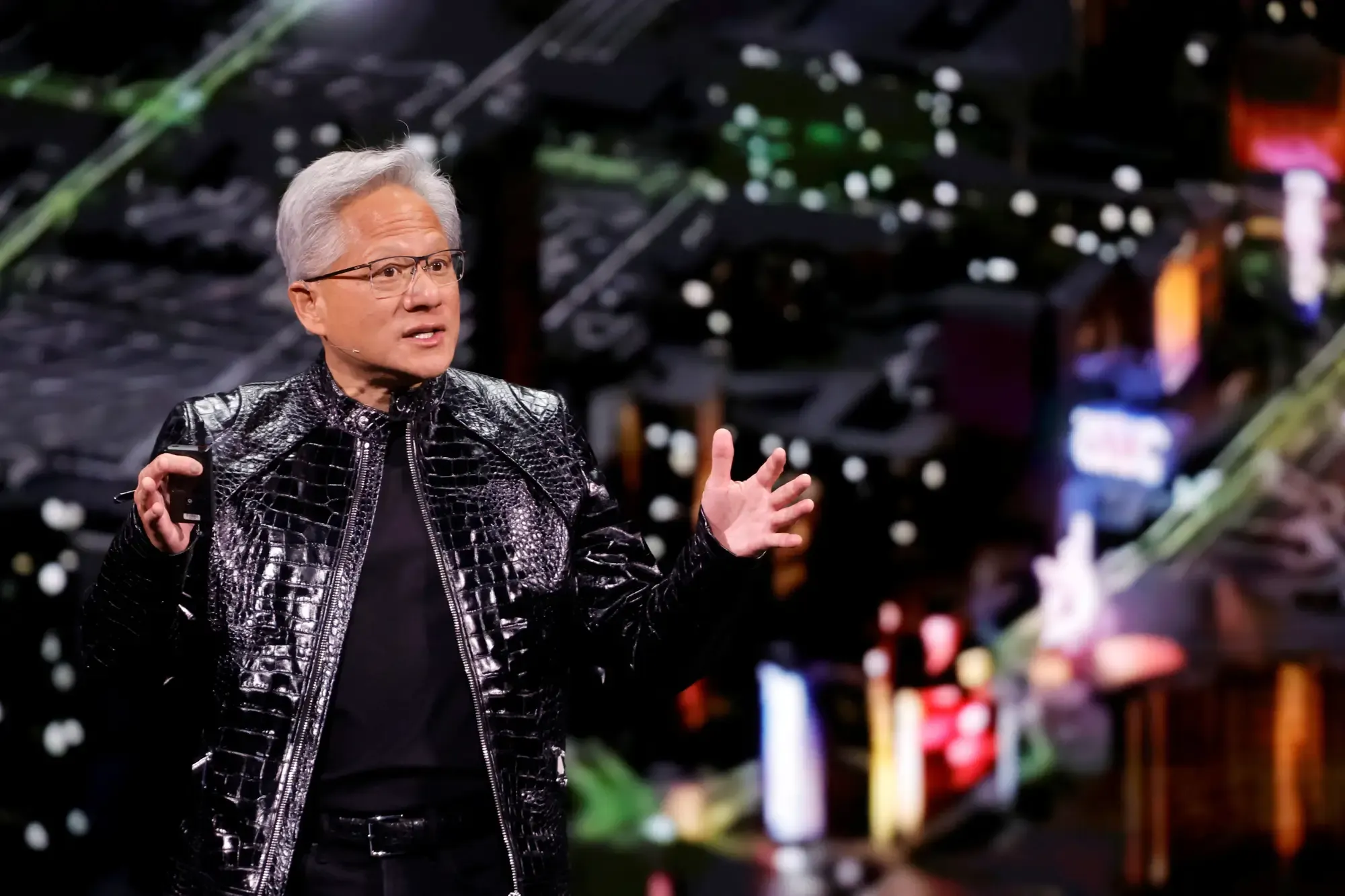 CEO Nvidia chi cach khong bi mat viec trong thoi dai AI hinh anh