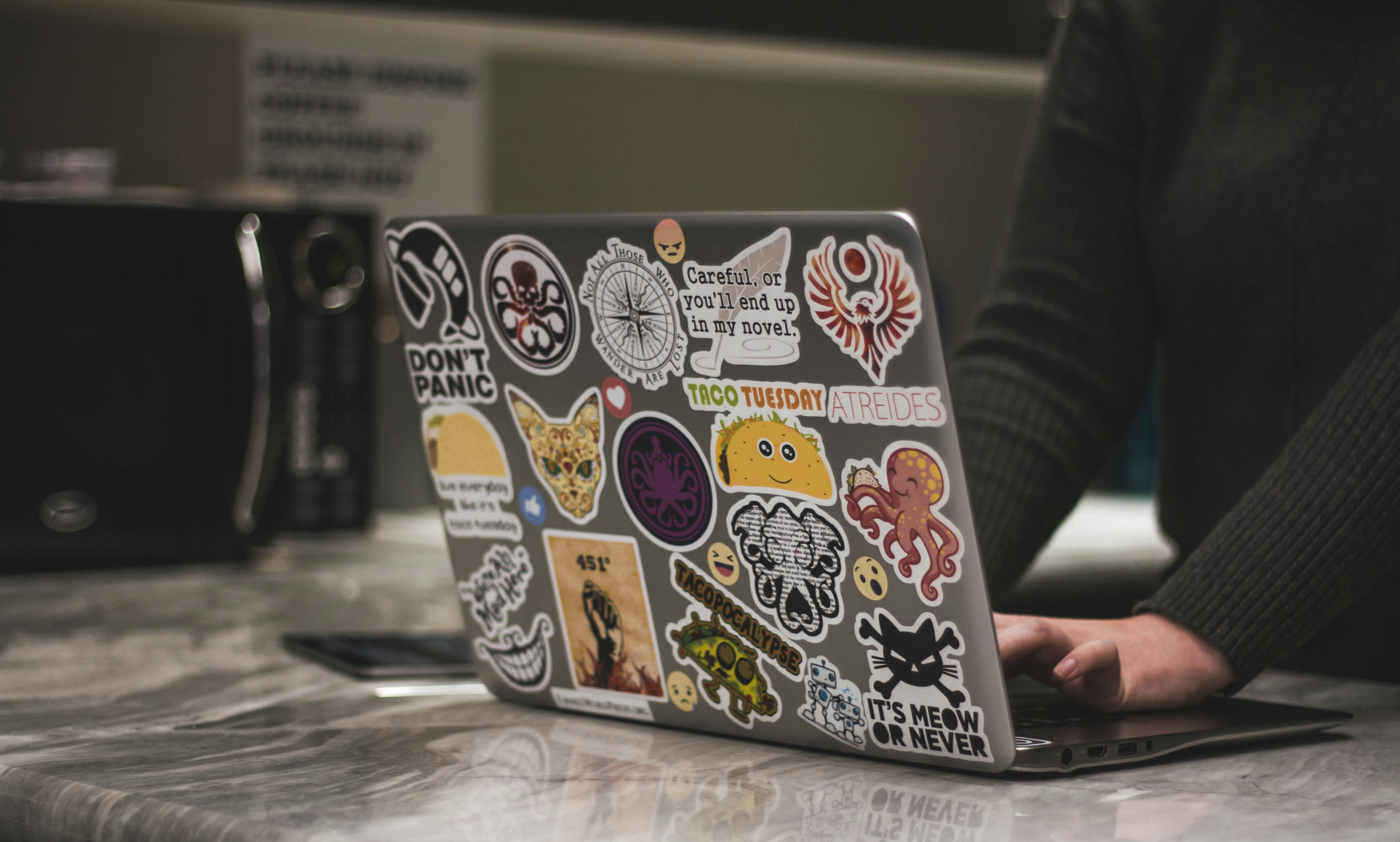 Sai lầm khi dán sticker lên laptop
